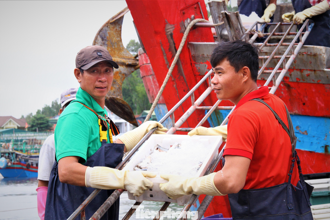 Được biết, dịp này là mùa đánh bắt mực của bà con ngư dân, nên sau khi xuất bán hết hải sản, ngư dân lại tất bật chuẩn bị nguyên liệu, nhu yếu phẩm để vươn khơi.