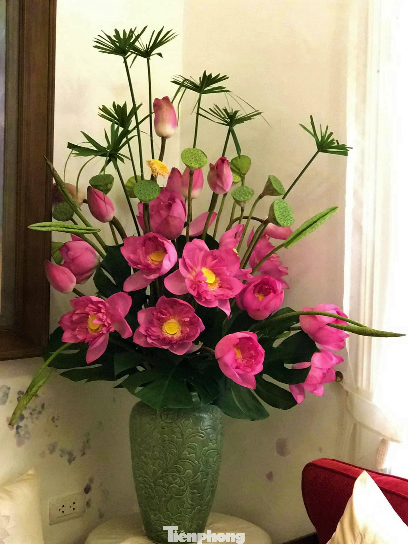 Sen có rất nhiều công dụng: Cánh hoa sen được sử dụng để tô điểm món ăn, trong khi thân rễ (ngó sen) có thể dùng chế biến nhiều món ngonn như: súp, canh, món xào... Nhị hoa được phơi khô và dùng để ướp chè. Hạt sen có thể làm sữa, sấy khô làm nguyên liệu, làm thuốc...