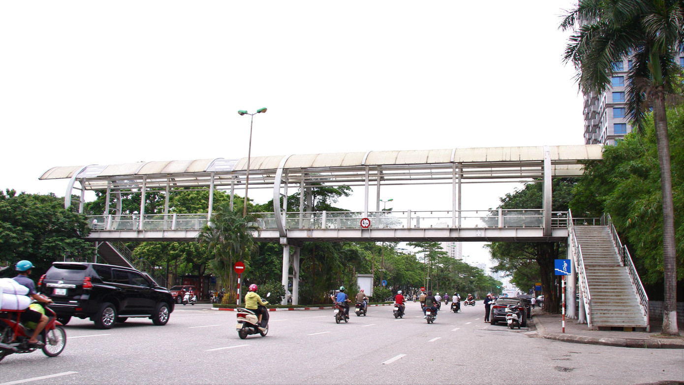 Các hầm, cầu đi bộ được thiết kế cho người dân băng qua đường, tránh tai nạn giao thông. Thế nhưng, lâu nay các cầu hầm đi bộ luôn trong tình trạng ‘ế khách’.