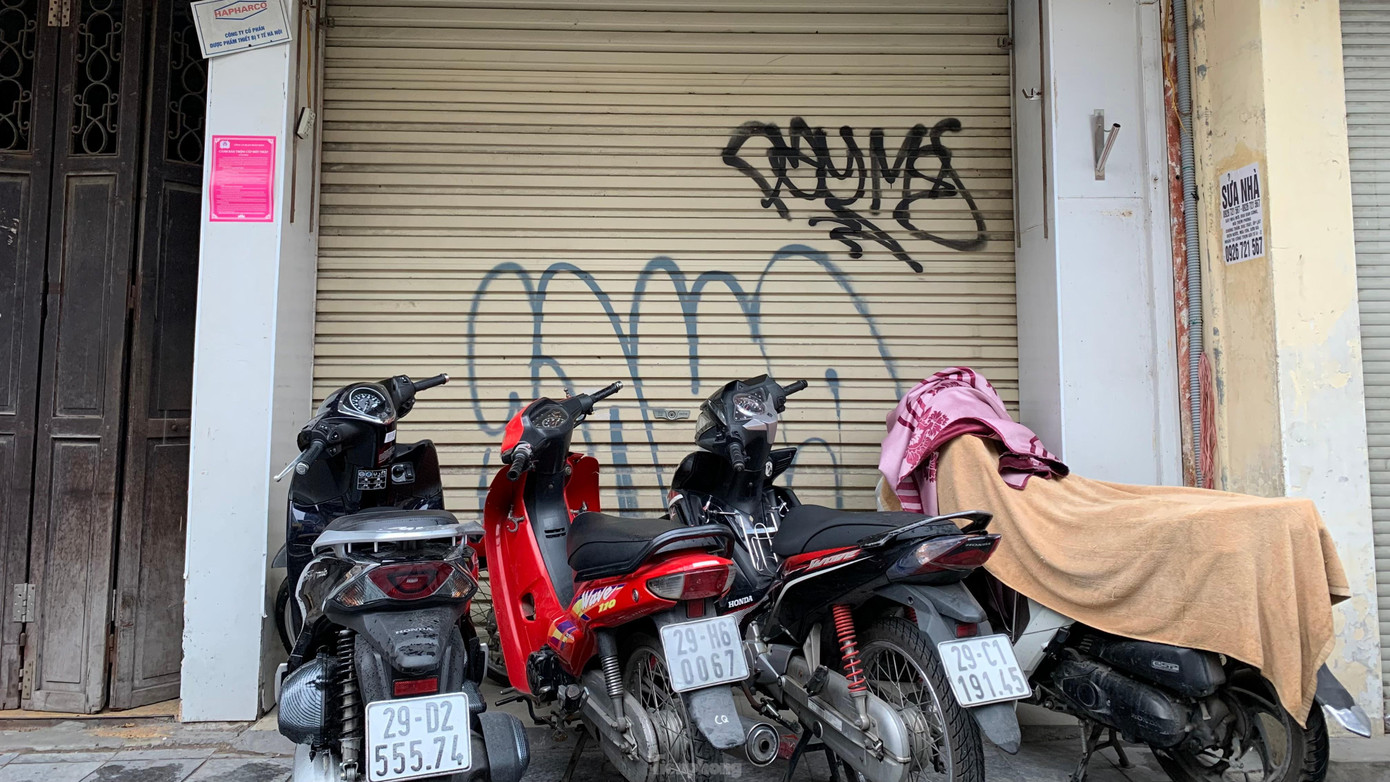 Nhiều chủ cửa hàng không duy trì nổi đã phải treo biển thanh lý sản phẩm, trả mặt bằng kinh doanh và đóng cửa hàng, mặt tiền cửa hàng trở thành nơi để xe máy.