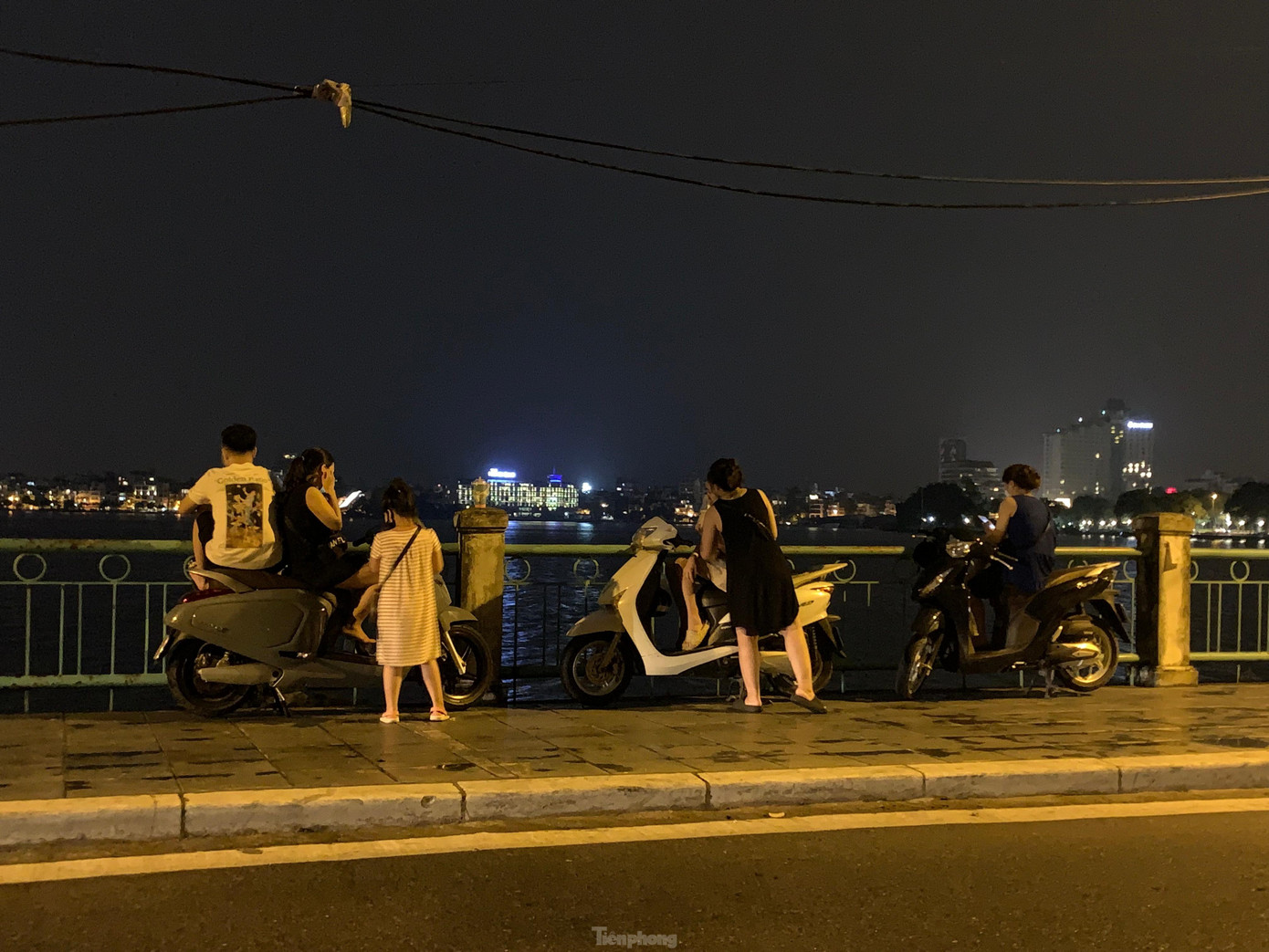 Càng về đêm, lượng người đổ về ven khu vực hồ Tây ngày càng đông, bất kể ngày trong tuần hay cuối tuần.