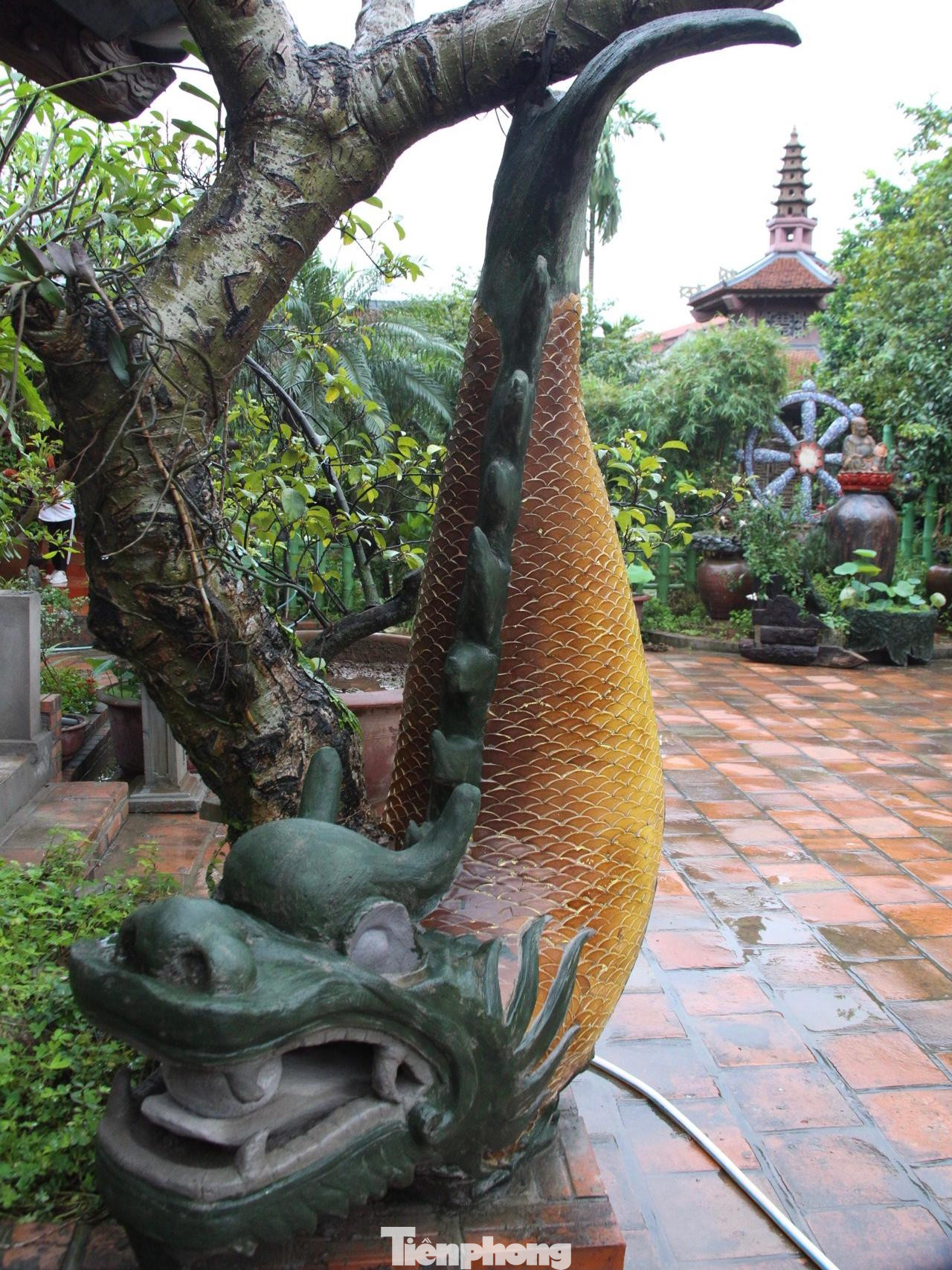 Tượng rồng cá và những pho tượng trang trí bên ngoài đều được chạm trổ gốm sứ tinh xảo.
