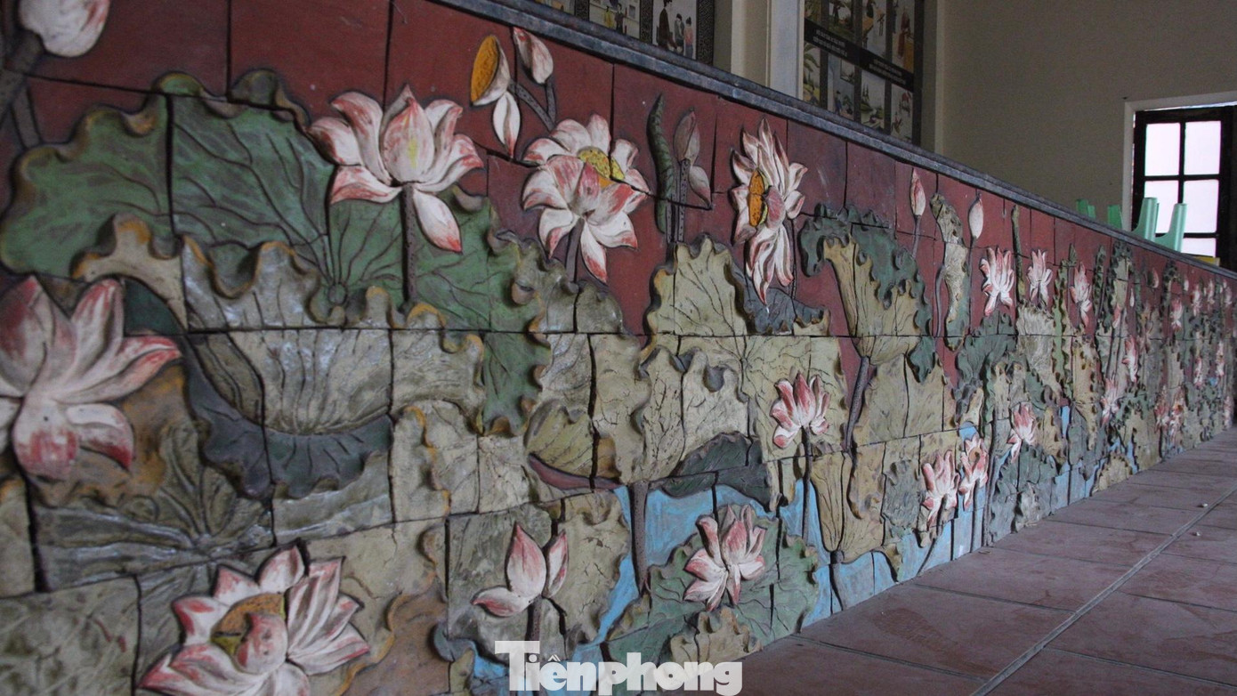 Chiếc bàn tại gian chờ cũng được ghép bằng nhiều mảnh gốm tạo nên bức tranh đầm sen nhẹ nhàng cổ kính.