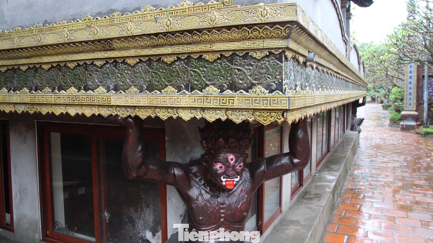 Bao quanh tòa Tam Bảo là đường viền sứ được chạm khắc tinh xảo.