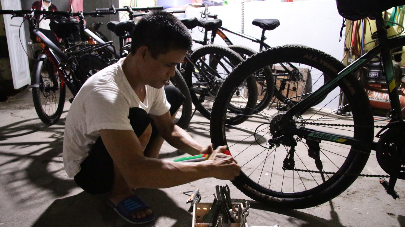 Anh N.P.Duy – một chủ cửa hàng tại Trích Sài chia sẻ: “Trước kia anh kinh doanh khách sạn nhưng vào thời điểm dịch bệnh bùng phát, làm ăn thua lỗ nên chuyển hướng sang kinh doanh cho thuê xe đạp, không ngờ công việc này giúp tôi vượt qua được khó khăn mùa dịch, trừ đi các chi phí thì ngày tôi cũng thu về khoảng vài triệu đồng”.