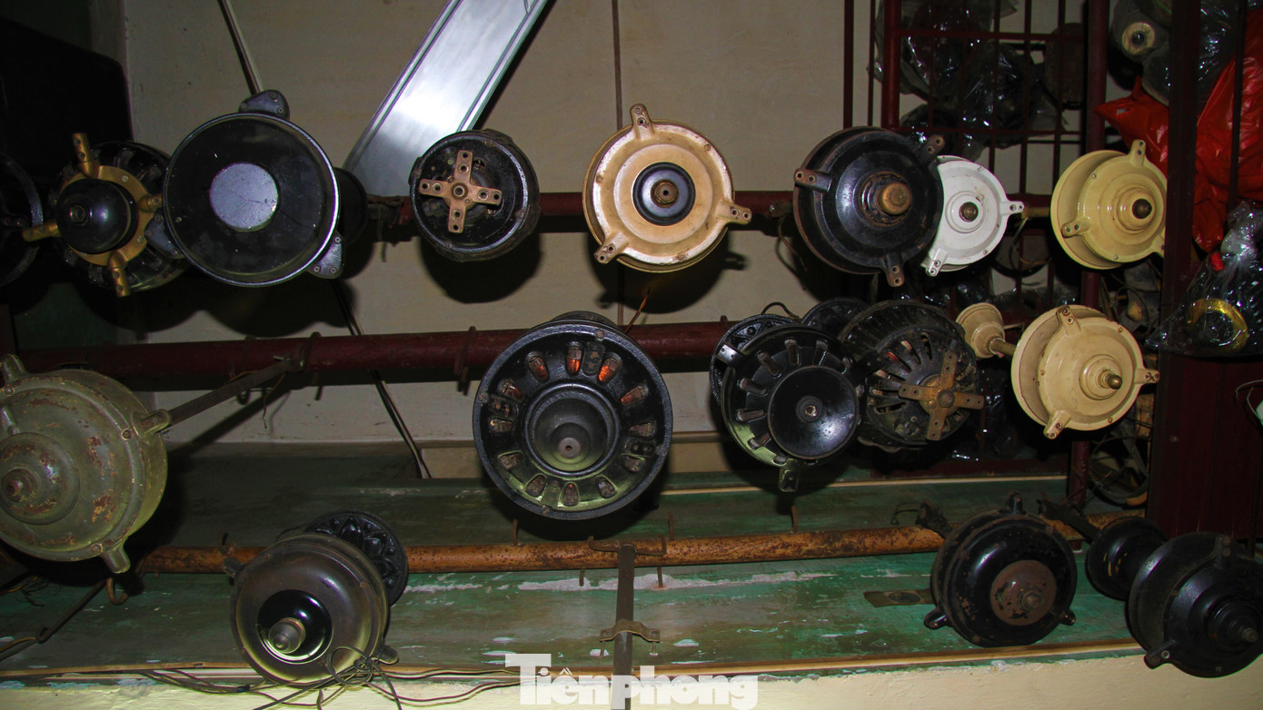 Trong căn nhà chỉ rộng chừng 20 mét vuông của anh Đức nhiều quạt đến nỗi tất cả những chiếc quạt trần treo trong nhà đều phải tháo cánh cất riêng. Nhiều nhất là quạt Marelli, thứ đến là quạt Emi Hà Lan, Calor Pháp, quạt tai voi của Nga, quạt National dùng điện 110 volt của Nhật nhập vào miền Nam trước 1975…