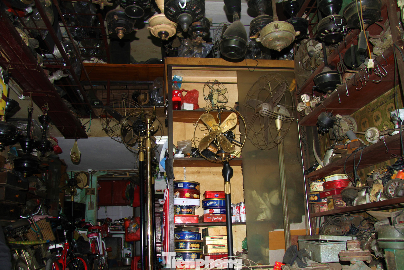 "Hiện tại ở Hà Nội rất ít cửa hàng sửa chữa quạt cổ, chỉ có 2 – 3 cửa hàng. Chính vì vậy, thợ sửa chữa quạt cổ cũng rất hiếm, tôi và 2 người thợ ở đây do chính bố tôi đào tạo", con trai ông Phúc cho hay. Năm 2012, ông Trần Công Phúc được xác lập kỷ lục Việt Nam “Người có bộ sưu tập quạt cổ nhiều nhất”.