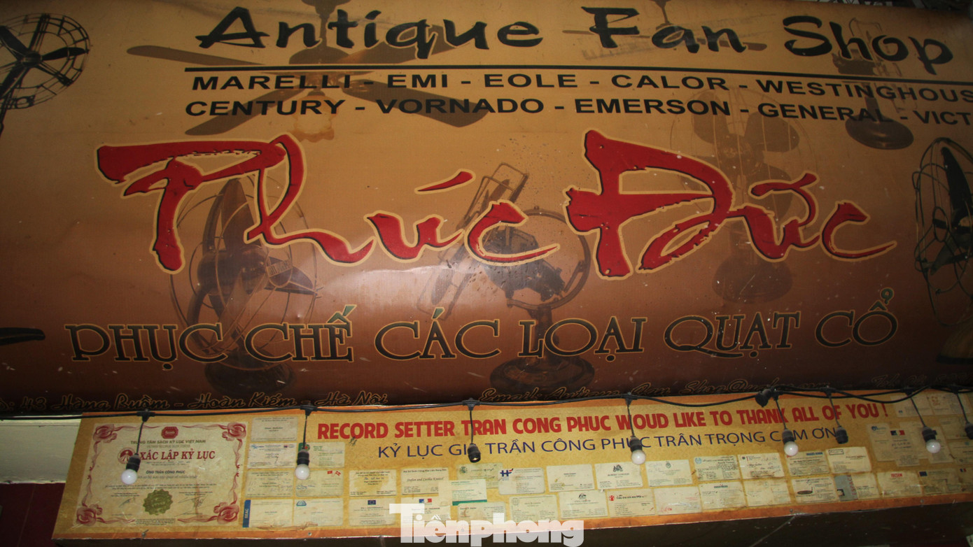 Tính tới thời điểm này, “ông vua quạt cổ” Trần Công Phúc đã ra đi hơn 4 năm nhưng tình yêu với những chiếc quạt cổ ấy không hề bị gián đoạn. Bởi người con trai của ông là anh Trần Hồng Đức và người học trò là anh Nguyễn Văn Ngọc đã nối nghiệp cha, tiếp tục “thổi hồn” để hồi sinh những chiếc quạt cổ.