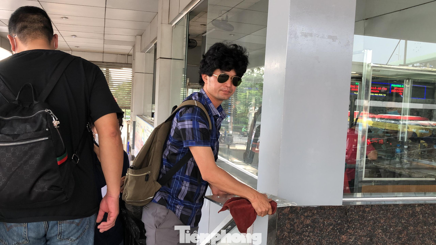 Nhân viên luôn nhắc nhở hành khách liên tục. Tuy nhiên, nhiều người dân vẫn thờ ơ, không chấp hành đúng quy định công tác phòng dịch.