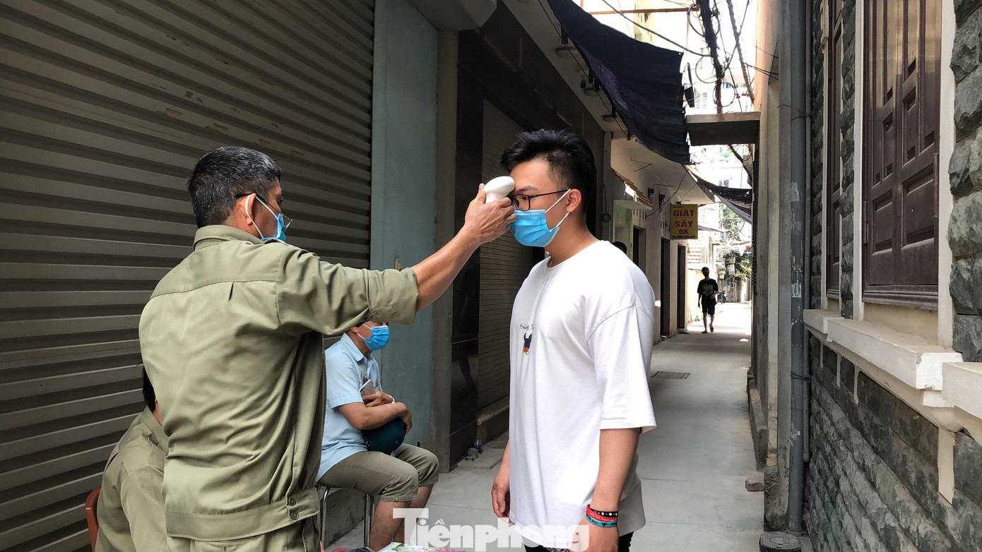 Lực lượng chức năng đang túc trực trước điểm phong toả, cách ly các hộ dân theo quy định.