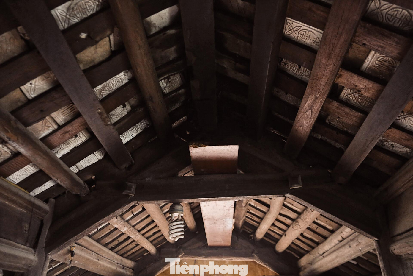 Người dân trong làng cho biết, cầu Khum không biết được xây dựng từ bao giờ, chỉ biết trước kia cây cầu được làm bằng gỗ.