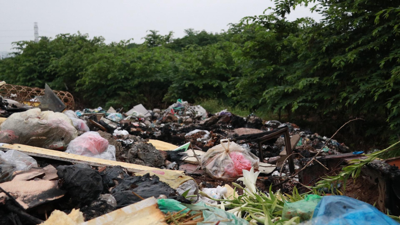 Những chiếc túi ni-lon, rác thải nhựa do người dân tự đốt vẫn chưa cháy hết, còn nguyên mùi khét lẫn cùng với mùi thối.