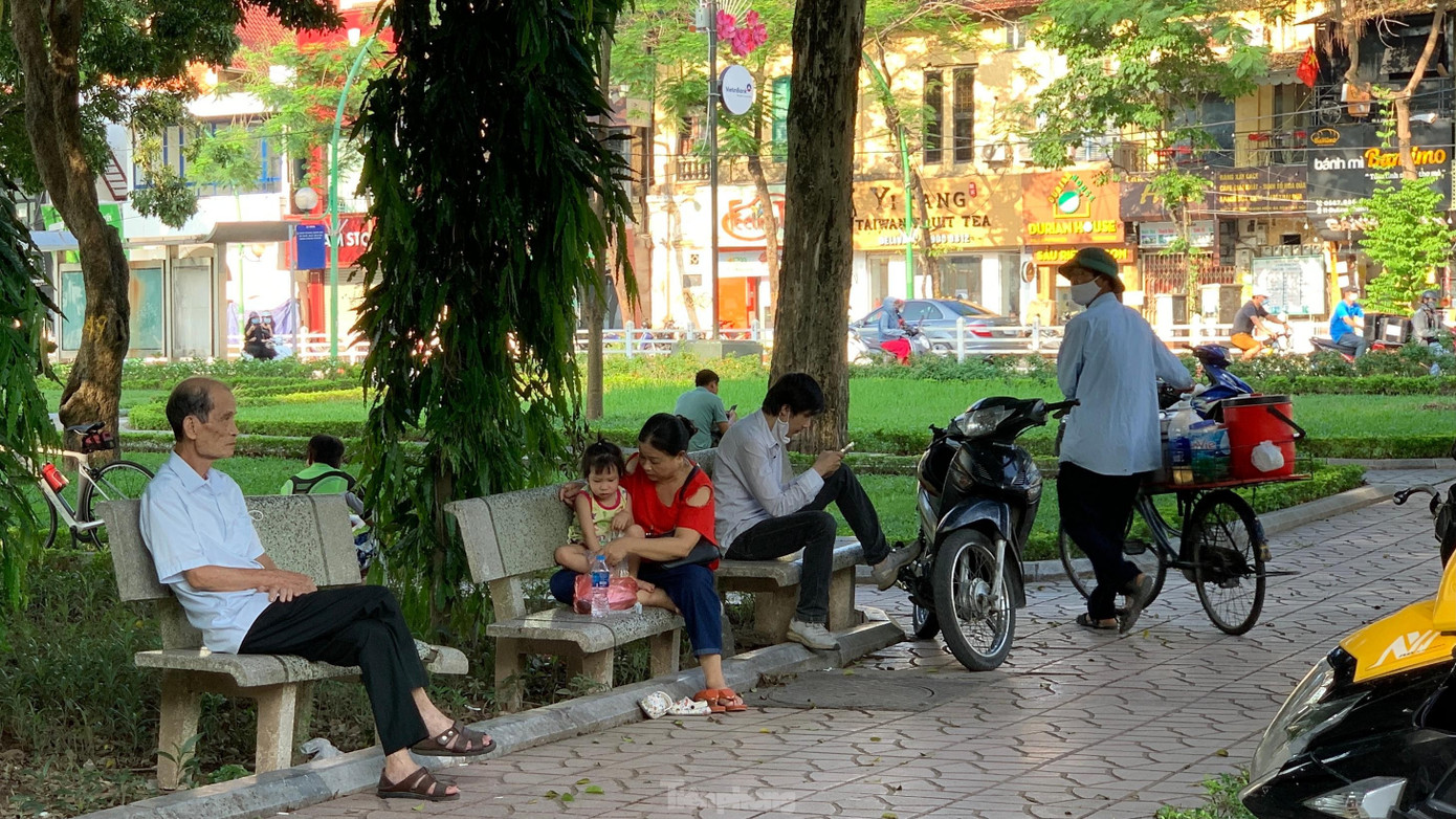 Hiện tại, dịch COVID-19 đang diễn biến phức tạp ở những thành phố lớn, TP Hà Nội đã có chỉ thị dừng hàng loạt hoạt động động thể dục, thể thao tại công viên, vườn hoa…