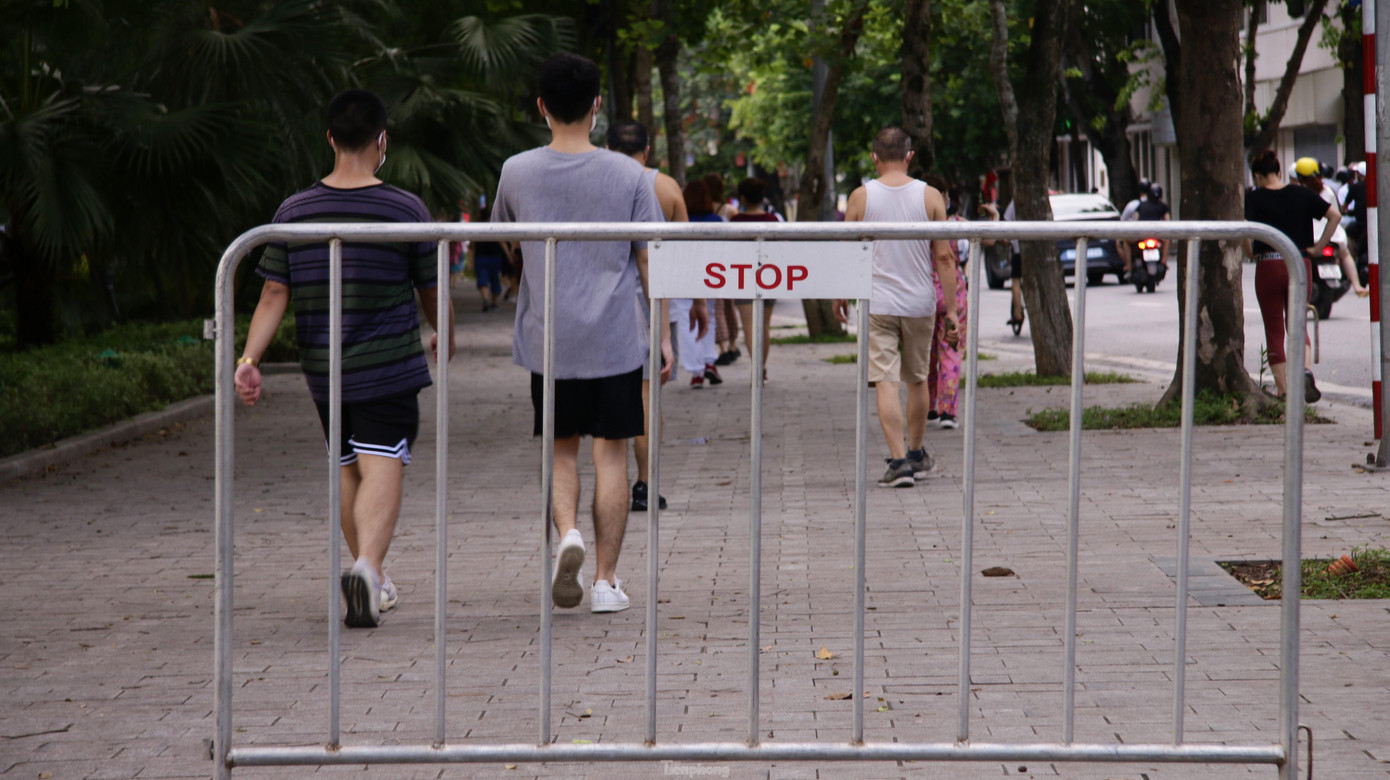 Mặc dù các địa điểm trên đều có biển cảnh báo, rào chắn cứng, lực lượng chức năng đi nhắc nhở.. nhưng không có nhiều tác dụng.