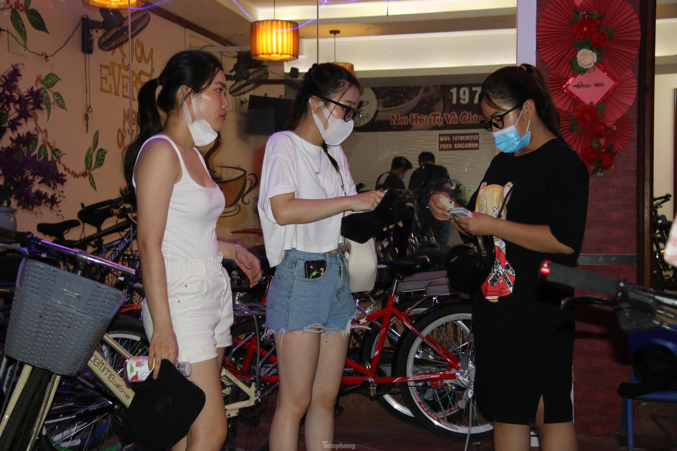 Lượng khách thuê chủ yếu vào khung giờ từ 5 giờ - 8 giờ sáng, chiều từ 17 giờ đến 21 giờ. Ngoài dịch vụ cho thuê xe đạp hút khách mùa dịch, một số cửa hàng còn mở thêm dịch vụ sửa xe đạp.