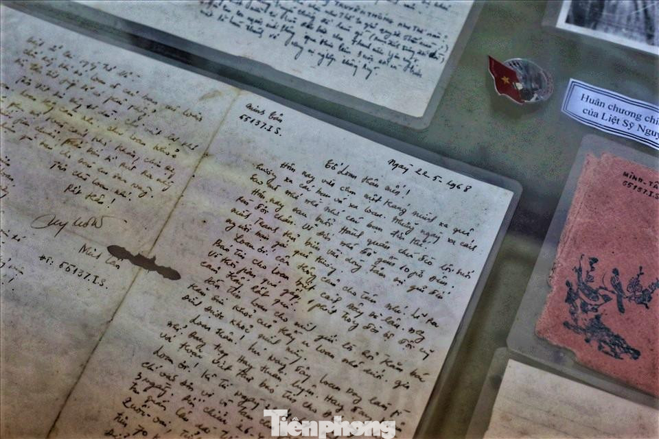 “Ngày nào cũng có người trong làng đến thăm, khi lại có các bé mầm non, tiểu học đi theo cô giáo để tìm hiểu về các hiện vật. Tôi ở đây trông nom cũng thấy vui, lúc nào có người đến là tôi giới thiệu, chia sẻ", bà Huệ niềm nở.