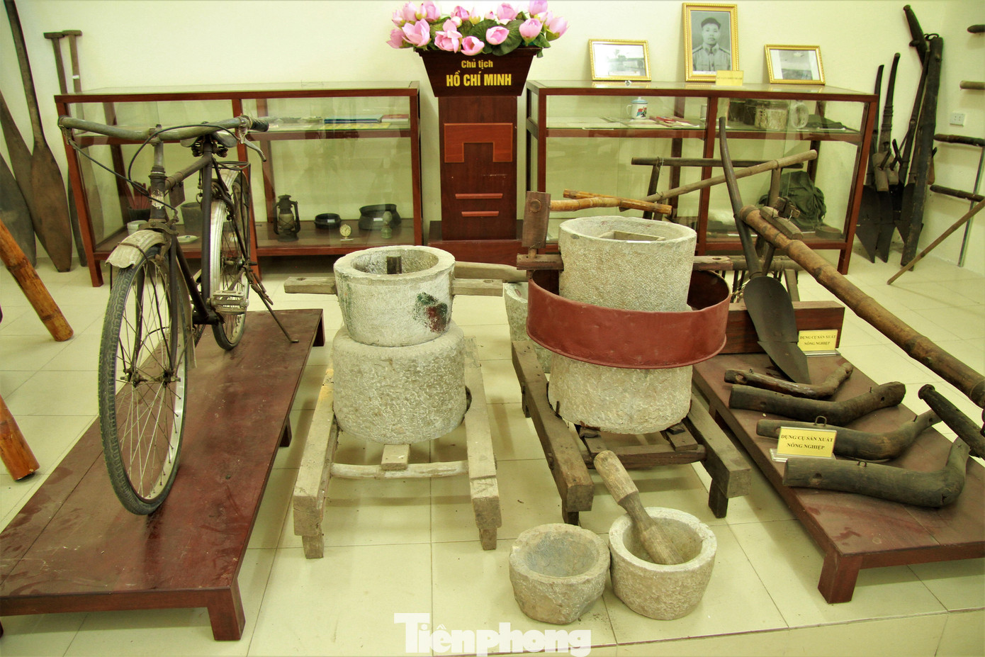 Chia sẻ về đồ vật ấn tượng, bà Trần Thị Huệ chỉ ra chiếc cối đá trên bục cao. "Ngày xưa làng thường xay ngô làm bánh. Tôi nhớ đi làm ruộng về 11 -12h trưa mới bắt đầu đi xay ngô, cả làng có 2 - 3 cái cối. Xay vừa nặng, vừa mệt, tôi đã gần 70 tuổi giờ nhìn lại cối đá thấy bao nhiêu kỷ niệm."