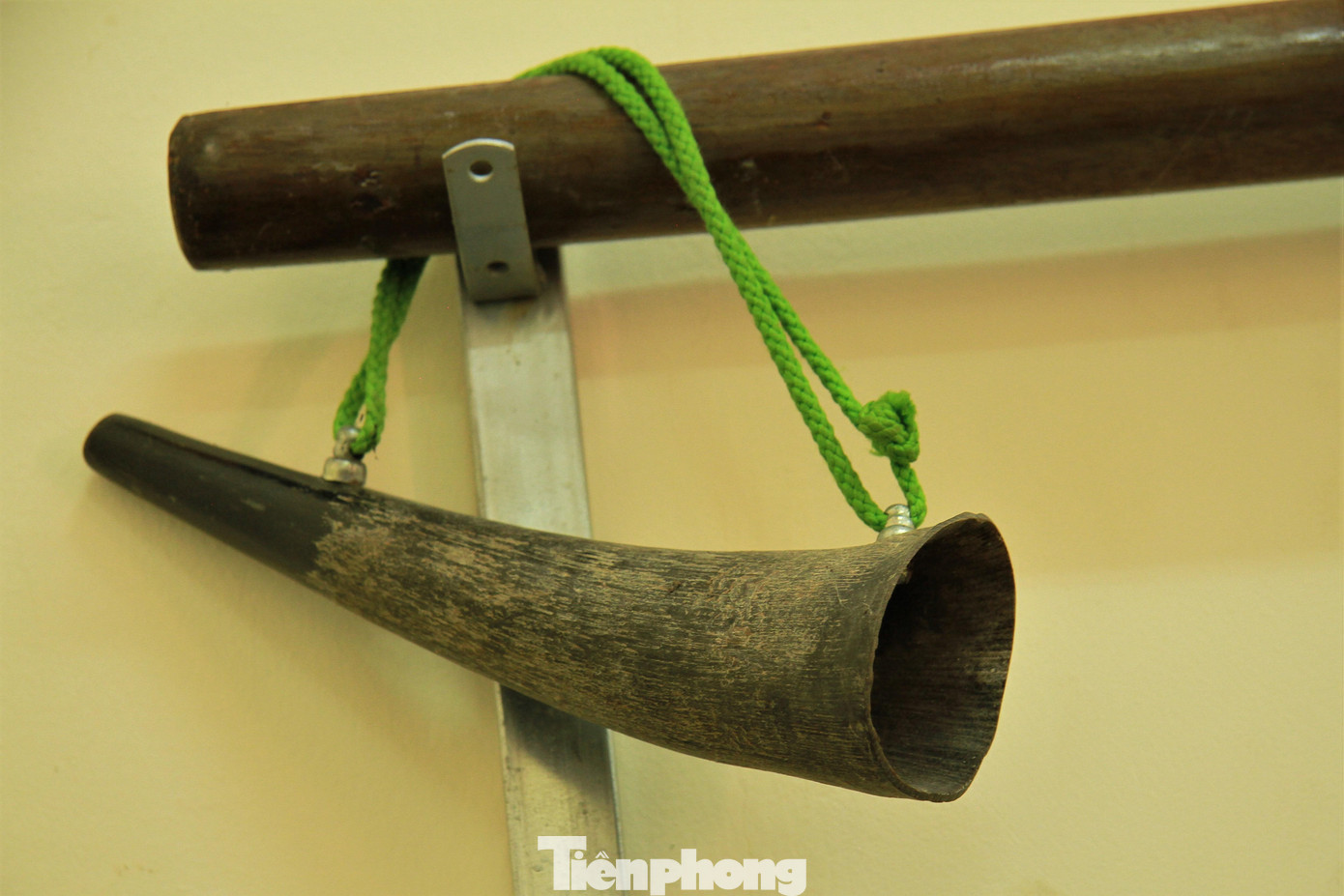 Chiếc tù và bằng sừng trâu được sử dụng để thông báo mỗi khi đến giờ ra đồng.