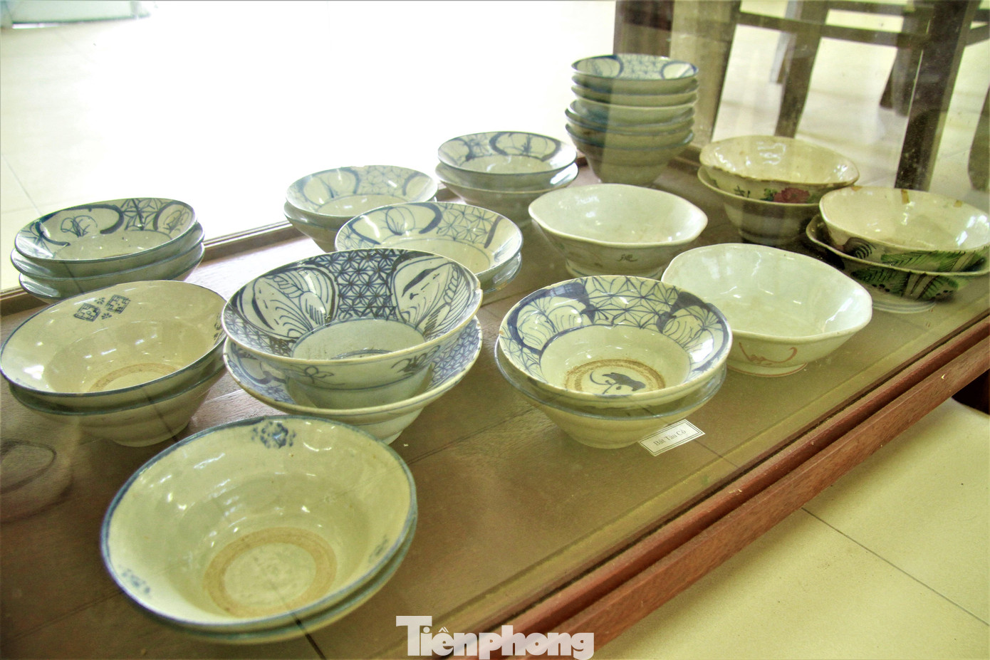 Đồ dùng sinh hoạt từ thời ông cha để lại cho con cháu sau này, trong đó có cả những bát sứ tàu cổ cũng được người dân nhiệt tình tham gia quyên góp vào bảo tàng.