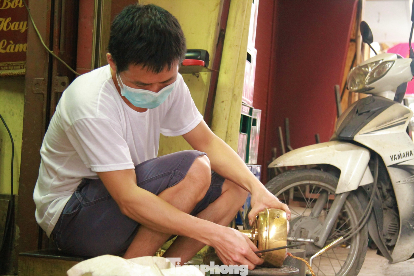 “Việc phục chế một chiếc quạt tưởng như bỏ đi khiến nó sống lại gần như nguyên bản đó là một việc làm vô cùng thích thú. Nó đem lại cho tôi cảm giác chinh phục và say mê. Cũng giống như thầy, tôi có thể ngồi lì cả ngày để tìm tòi, khám phá ra cách phục chế hoàn hảo nhất”. Anh Ngọc (học trò của ông Phúc) chia sẻ.