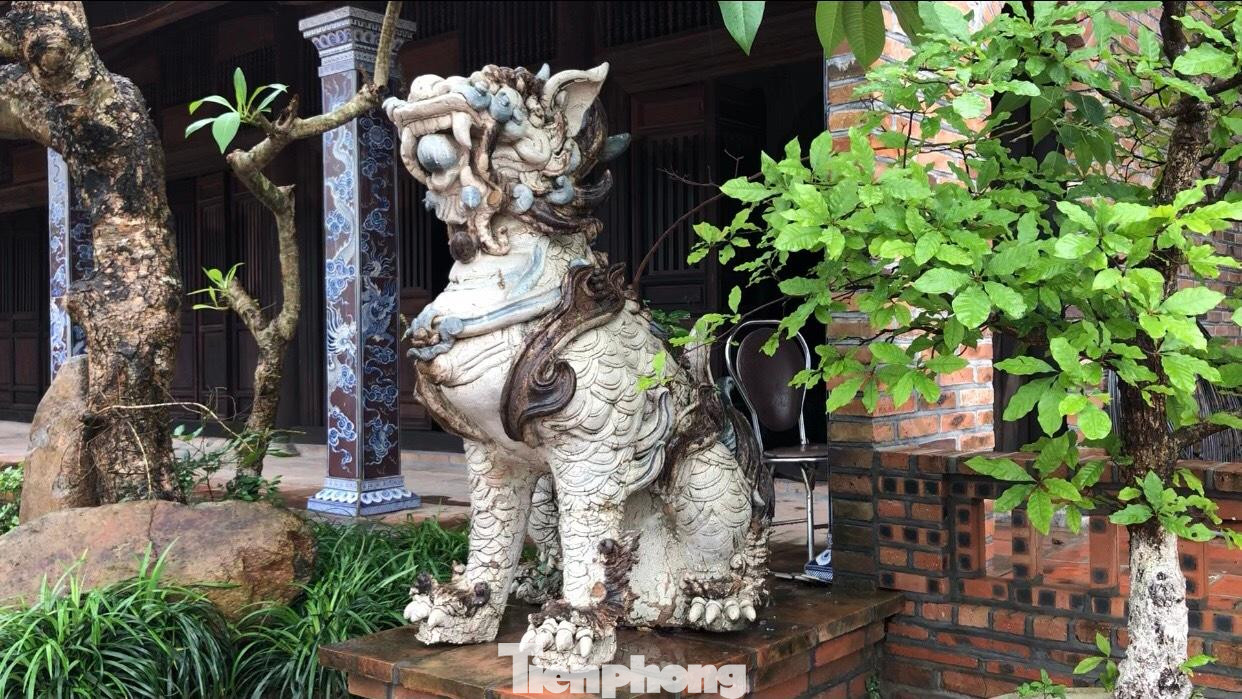 Tượng lân sư tại điện thờ Thập bát La Hán cũng được làm toàn bộ bằng gốm sứ.