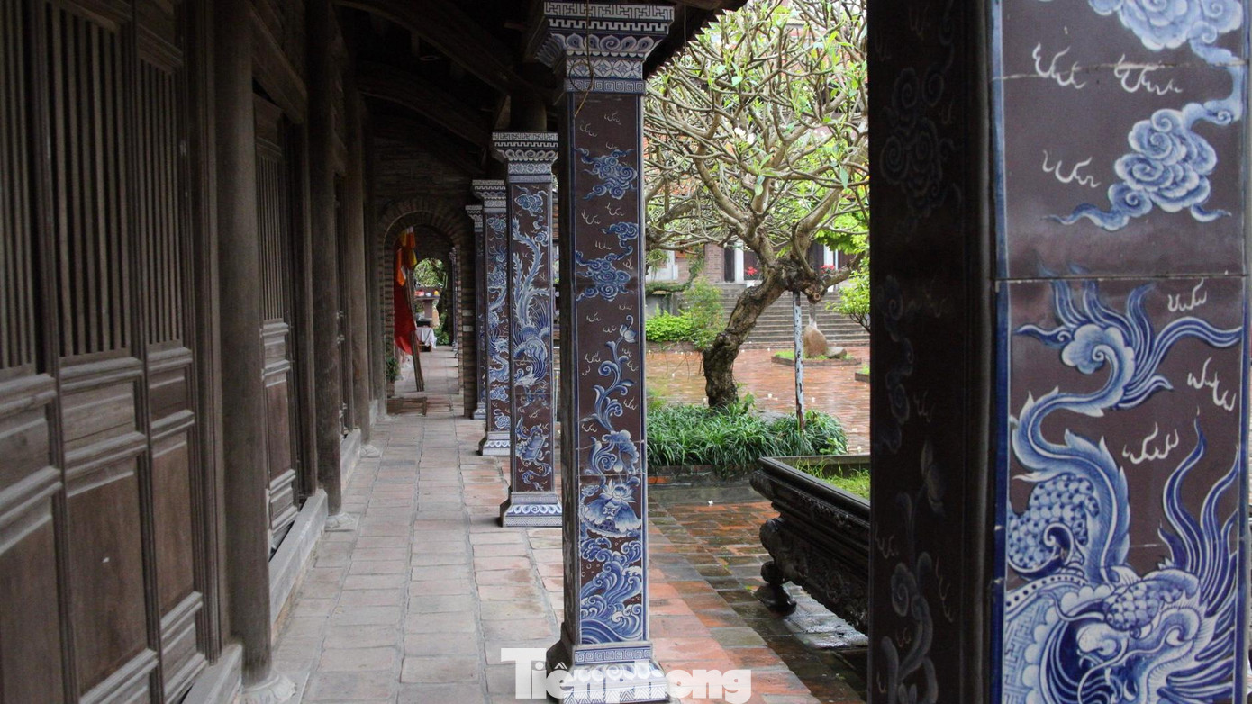 Người dân đã đưa những sản phẩm làng nghề vào không gian chùa, tạo nên bản sắc văn hóa riêng.