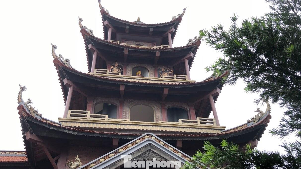 Có những bức tượng được làm “độc nhất vô nhị” chỉ có tại nơi đây tạo nên nét văn hóa truyền thống độc đáo tại làng nghề gốm sứ duy nhất miền Bắc.