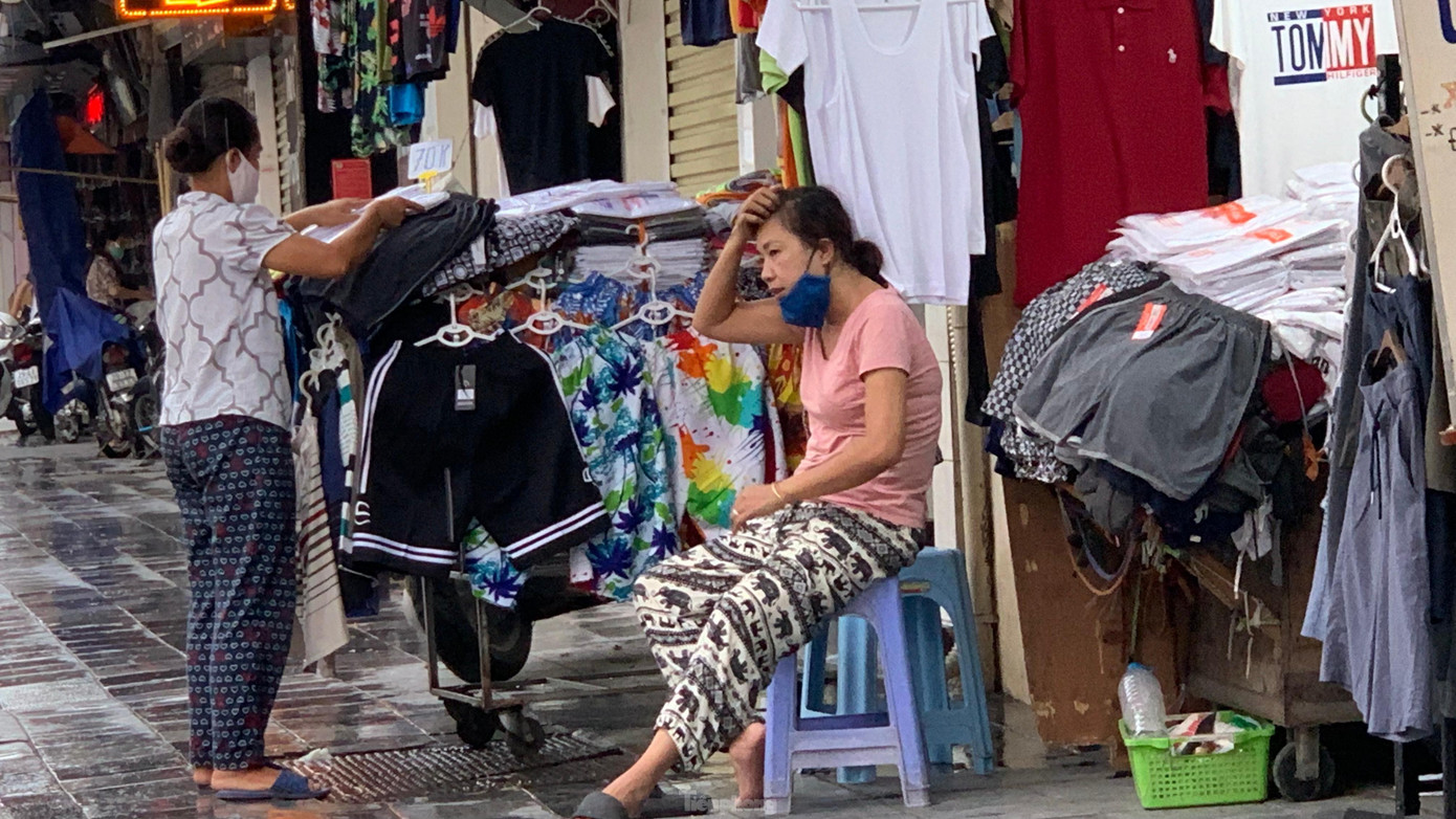 Chị Nguyễn Thu Phương - chủ cửa hàng trên phố Hàng Ngang cho biết: "Trước kia khi chưa có dịch thì cửa hàng tôi còn duy trì được các chi phí nhưng giờ dịch bệnh diễn biến phức tạp nên cửa hàng ế ẩm quá, ngày lác đác 2, 3 khách vào xem hàng. Như hôm nay, tôi ngồi từ sáng đến chiều vẫn chưa có khách đến mở hàng".