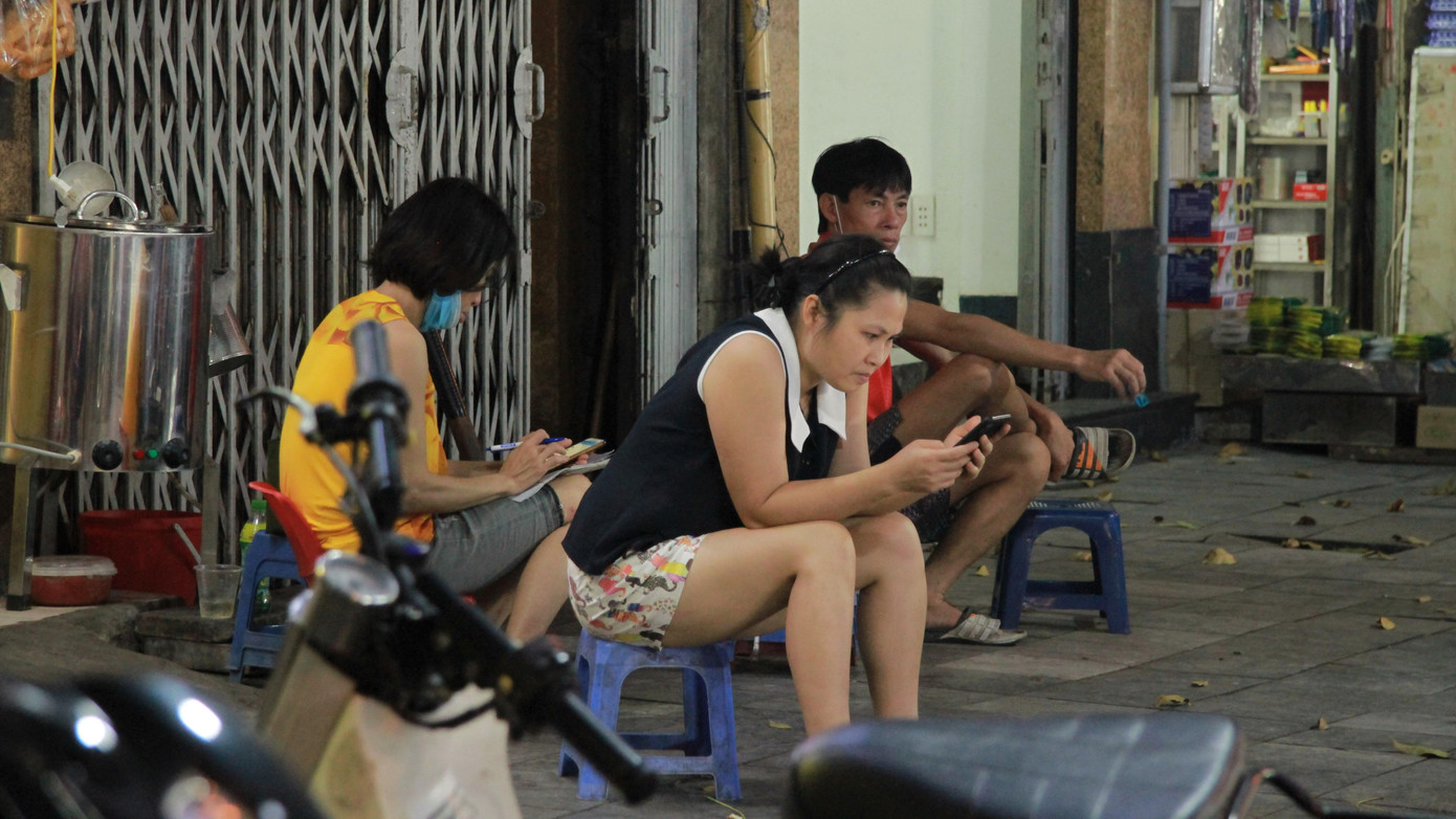 Anh Vũ Đức Dương (trú tại Ngọc Khánh, Ba Đình) chia sẻ: “Mặc dù đã có quy định tạm dừng hoạt động đối với các quán ăn, uống đường phố, trà đá vỉa hè, cà phê vỉa hè nhưng tôi vẫn thấy một số nơi bán và tụ tập trên vỉa hè”.