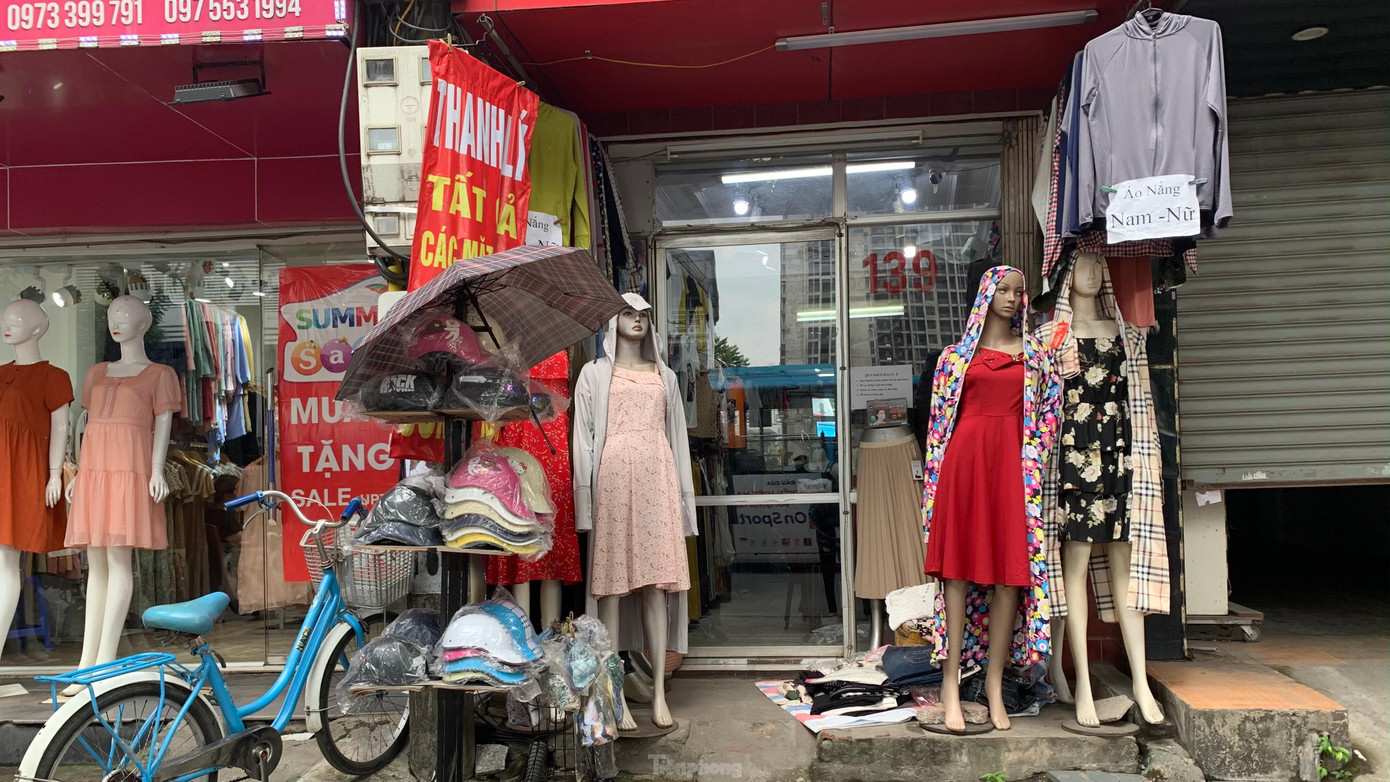 Dọc các tuyến phố nổi tiếng kinh doanh thời trang ở Hà Nội như Cầu Giấy, Phạm Ngọc Thạch, Chùa Bộc, Quán Thánh... hàng loạt tấm biển giảm giá, thanh lý toàn bộ treo khắp mặt tiền các cửa hàng. Và dù các hãng thời trang hàng hiệu đua nhau giảm giá giá nhằm hút khách trở lại, nhưng lượng mua không đáng kể.
