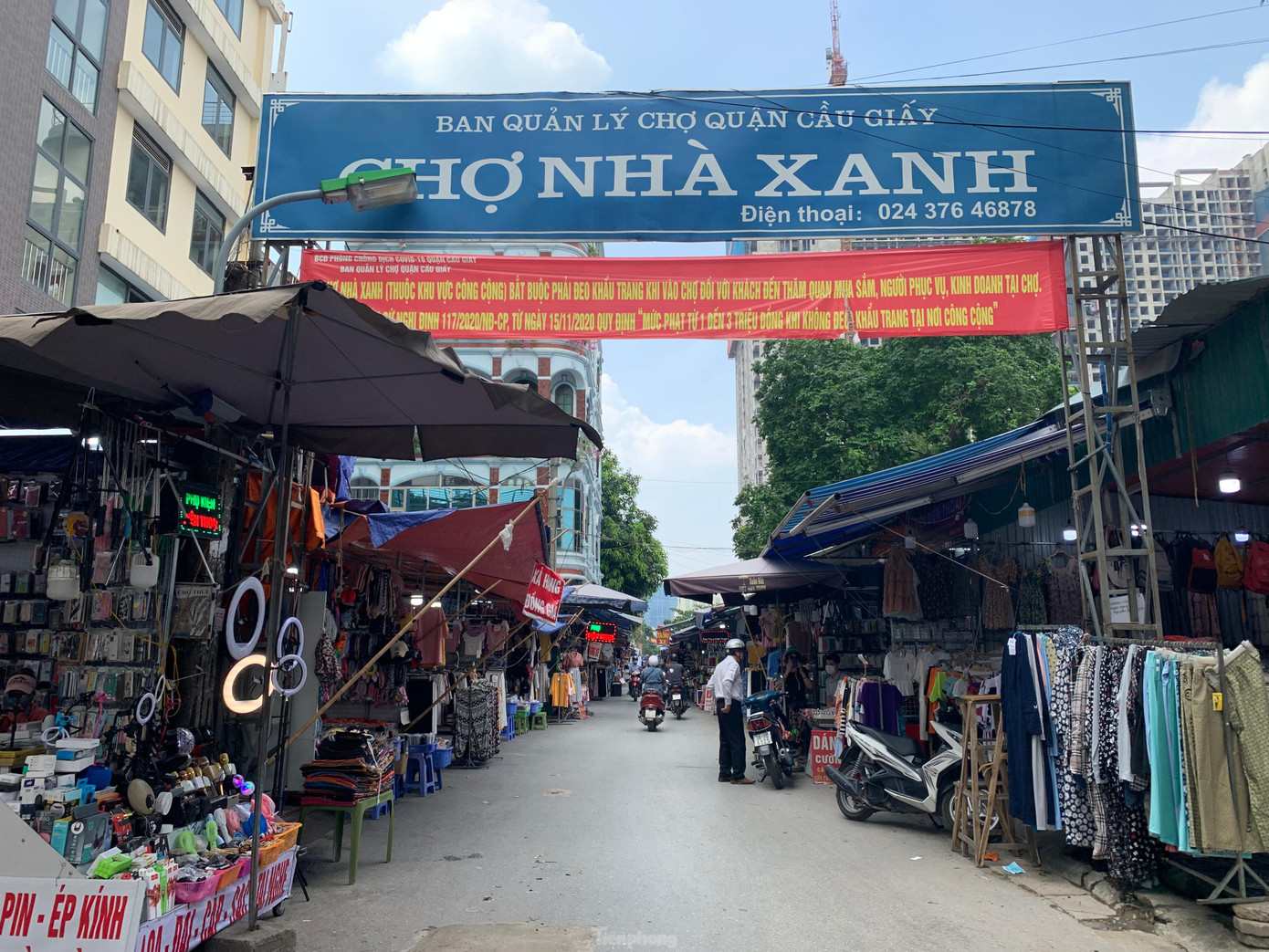 Vốn nổi tiếng nhộn nhịp từ sáng sớm đến đêm muộn, "thiên đường" thời trang, quần áo giá rẻ của giới sinh viên - khu chợ nhà Xanh cũng thưa thớt người mua sắm nên các chủ quán đều cho nhân viên nghỉ việc để cắt giảm chi tiêu.