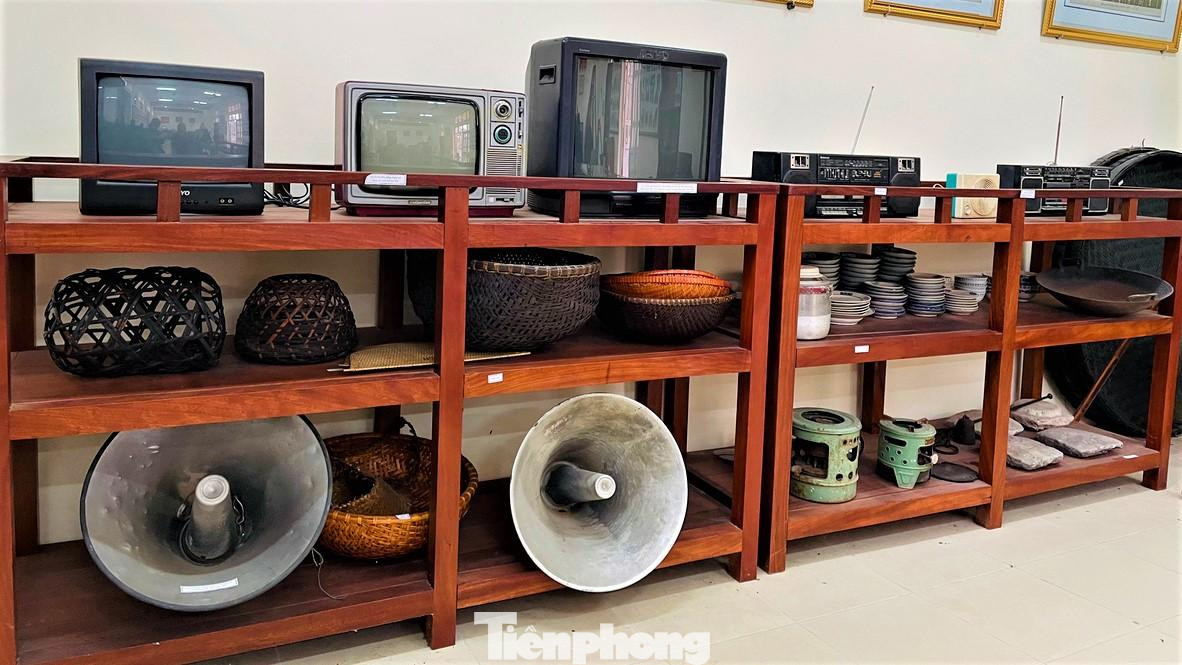 Hiện, bảo tàng làng lưu giữ hơn 300 kỷ vật cổ, nhiều hiện vật có thời gian trên 100 năm. Tại đây, dễ dàng bắt gặp những đồ dùng quen thuộc trong đời sống sinh hoạt, lao động hàng ngày: quang gánh, cối đá, kẻng, máy khâu, bát, giáo, mác…