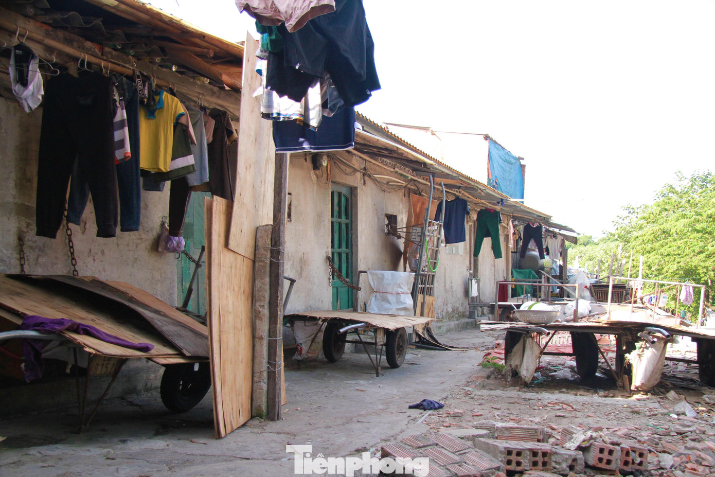 Một số phòng mái lợp bằng ngói fibro ximăng thay cho các tấm tôn. Nơi đây bao năm qua vẫn là nơi trú ngụ của hàng trăm người lao động nghèo.