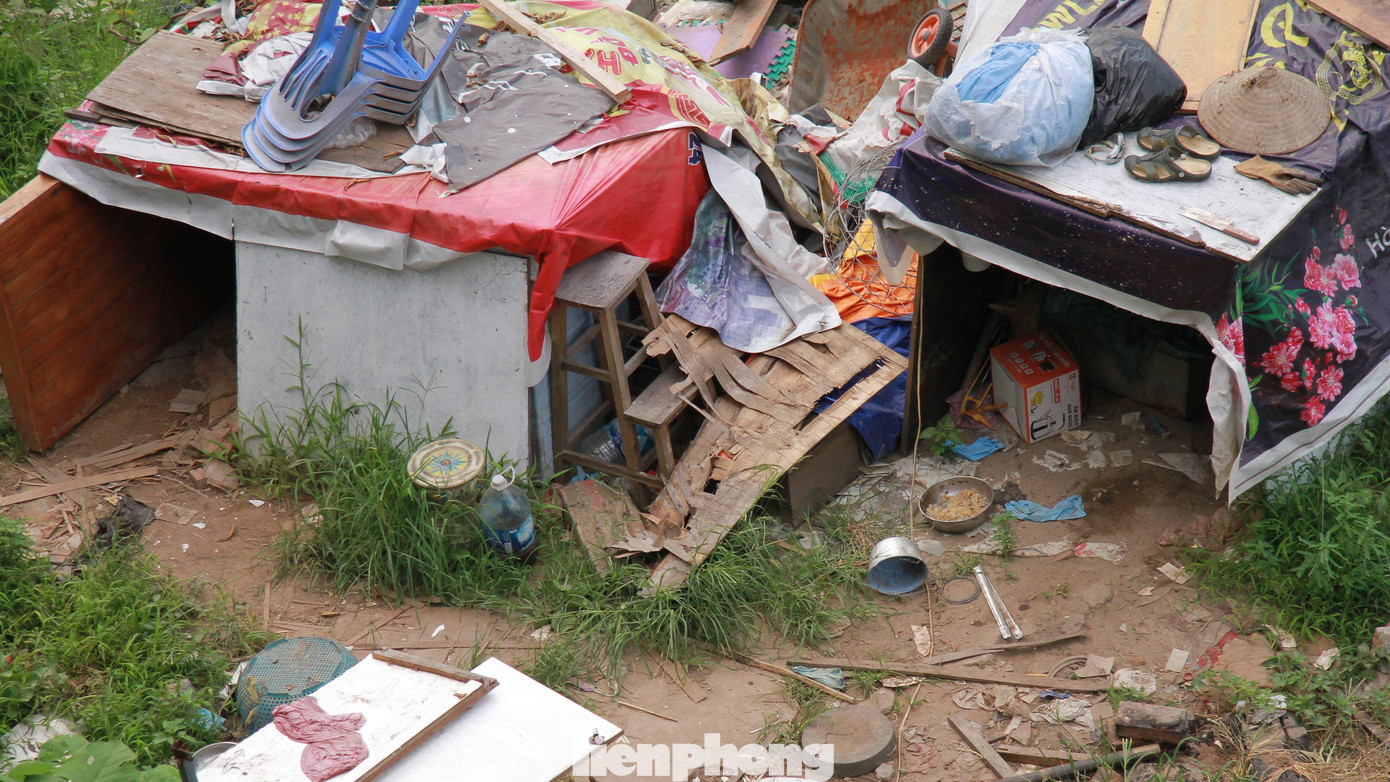 Có những căn nhà tạm bợ trông còn không ra hình dáng một cái nhà, chỉ được dựng lên bằng các tấm gỗ thừa, những tấm bạt và vải vụn,... để che nắng, che mưa.