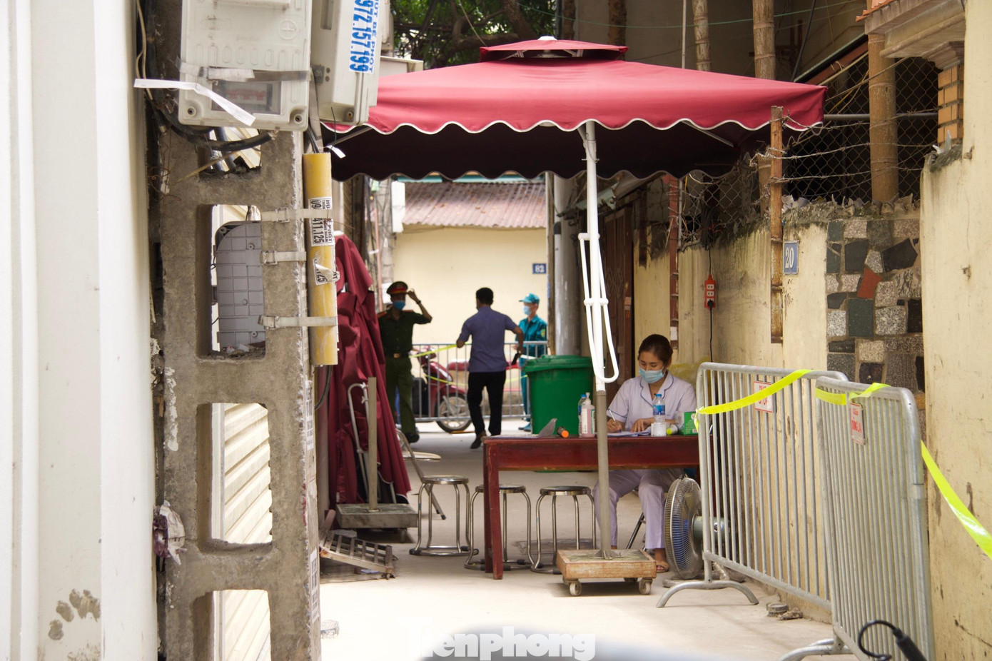 Chủ tịch UBND quận Bắc Từ Liêm cho biết, vào 22h ngày 3/5 chính quyền quận đã lập hai chốt kiểm soát ở ngõ 86 đường Phú Kiều. Nơi ca nhiễm COVID-19 cư trú là khu nhà trọ 20 phòng, ngõ dài khoảng hơn 20 m.