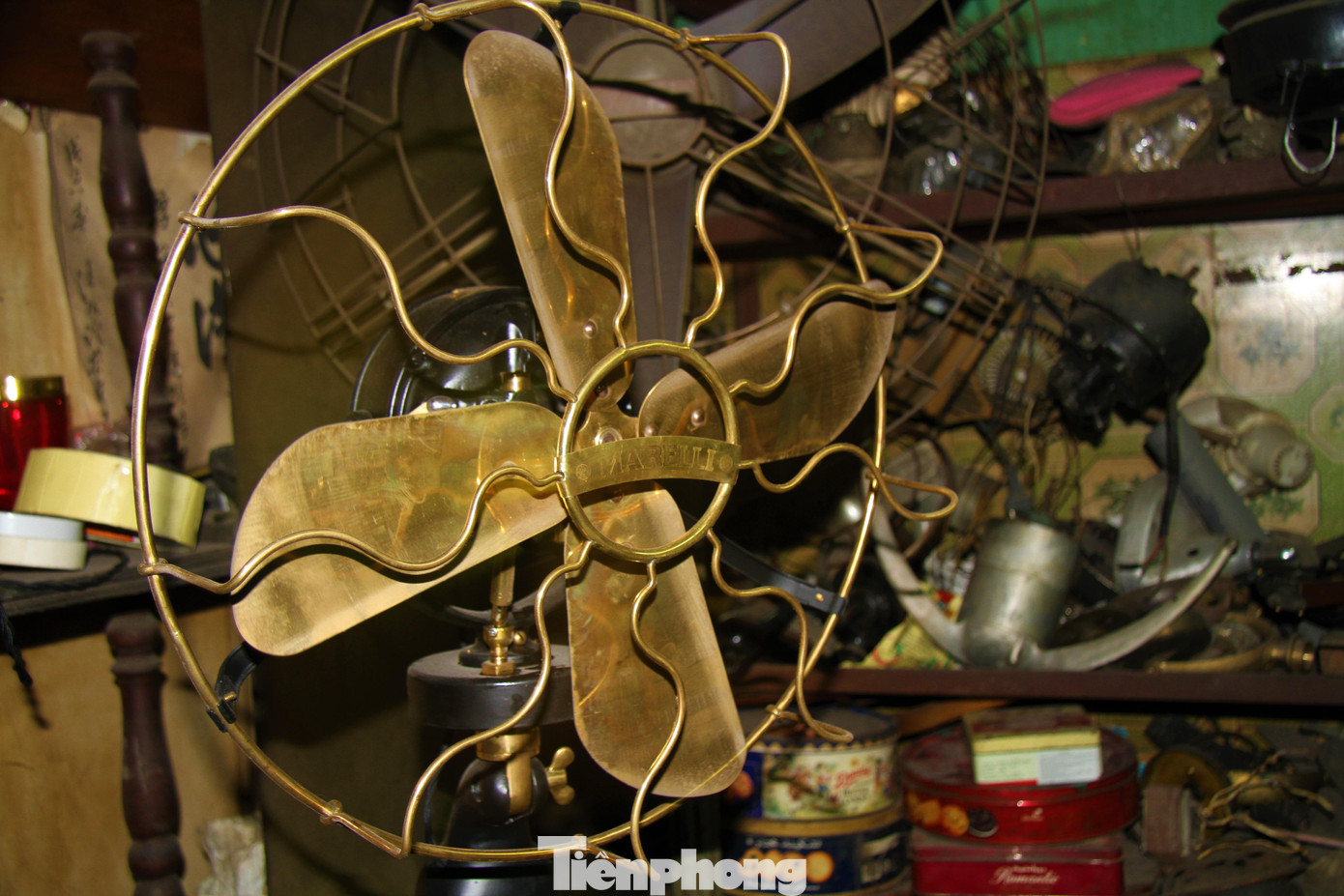 Nổi bật nhất trong bộ sưu tập quạt cổ là dòng Marelli của Ý vốn được là vua của các loại quạt, các chi tiết đều đạt đến đến độ tinh xảo. Quạt được làm chính xác công phu đến từng con ốc, bánh răng, chân đế… Chính vì thế, chúng có khả năng hoạt động bền bỉ hàng trăm năm.