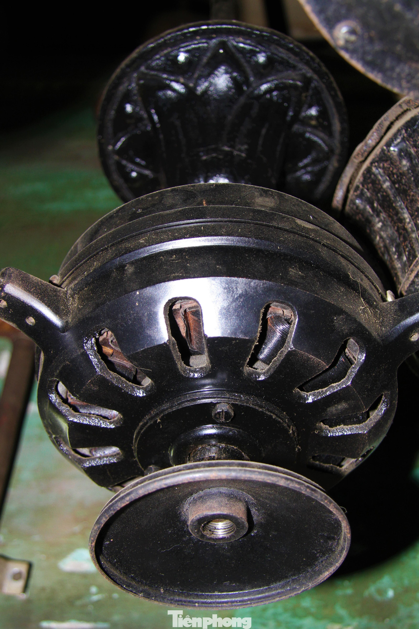 "Còn chiếc quạt này có từ thời những năm 1921-1930 và càng về sau, các loại quạt được thiết kế nhỏ gọn hơn, tiết kiệm điện và nguyên liệu làm ra hơn".