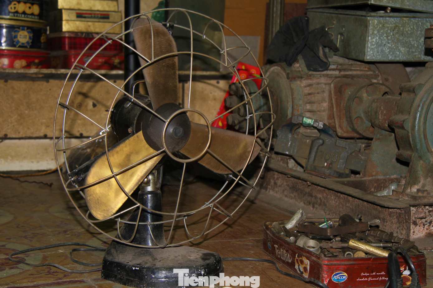 Hiện tại, cửa hàng nhà anh Đức có hơn 10 chiếc quạt cổ dòng Marelli, chúng đều được làm bằng đồng nguyên chất. Chiếc rẻ nhất có giá vài triệu, chiếc đắt nhất có giá trăm triệu đồng.