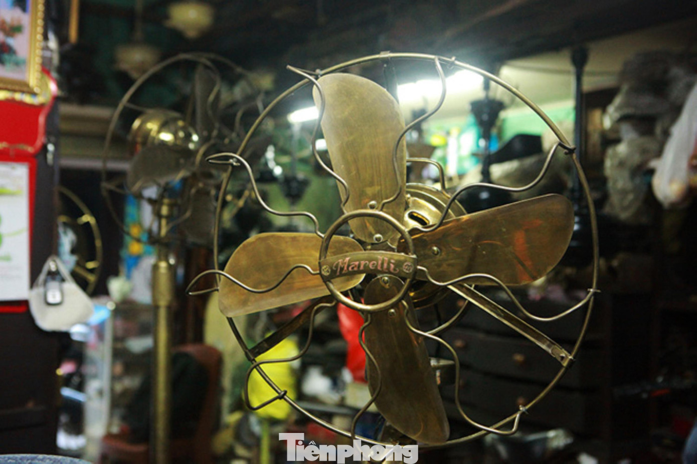 Và sở dĩ quạt cổ hấp dẫn không chỉ tuổi đời mà vì vẻ đẹp trong thiết kế với các đường cong, bo trong cổ điển, lớp mạ đồng của lồng và cánh quạt sáng bóng...