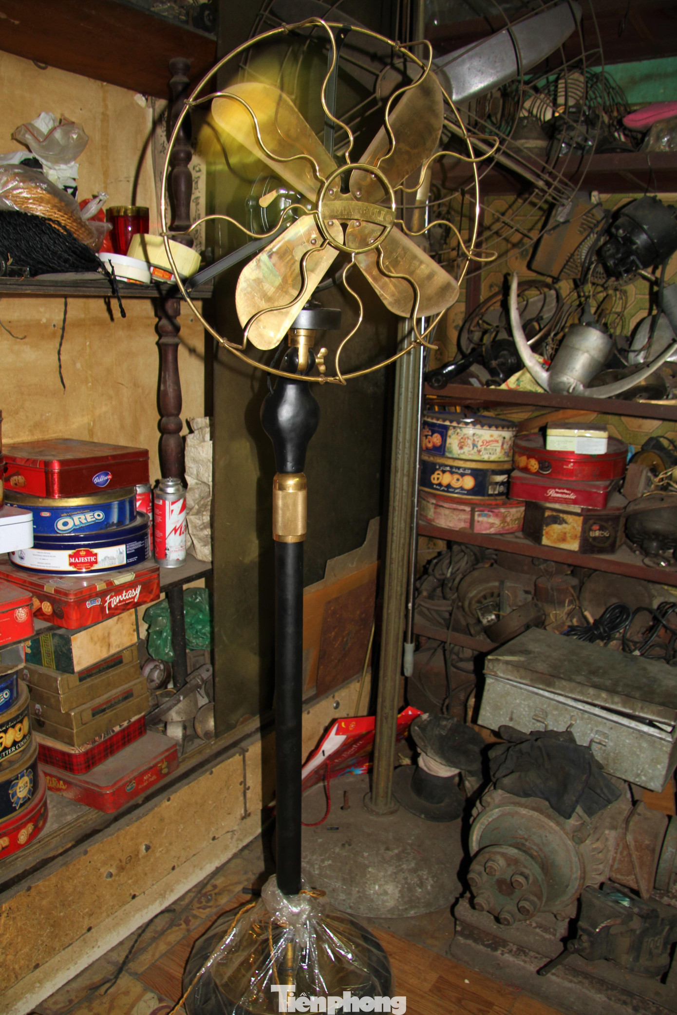 Hàng ngày, có nhiều vị khách tìm đến ngôi nhà nhỏ để mua cho được một kỷ vật mang dấu ấn thời gian đang được bảo lưu trong lòng Hà Nội.