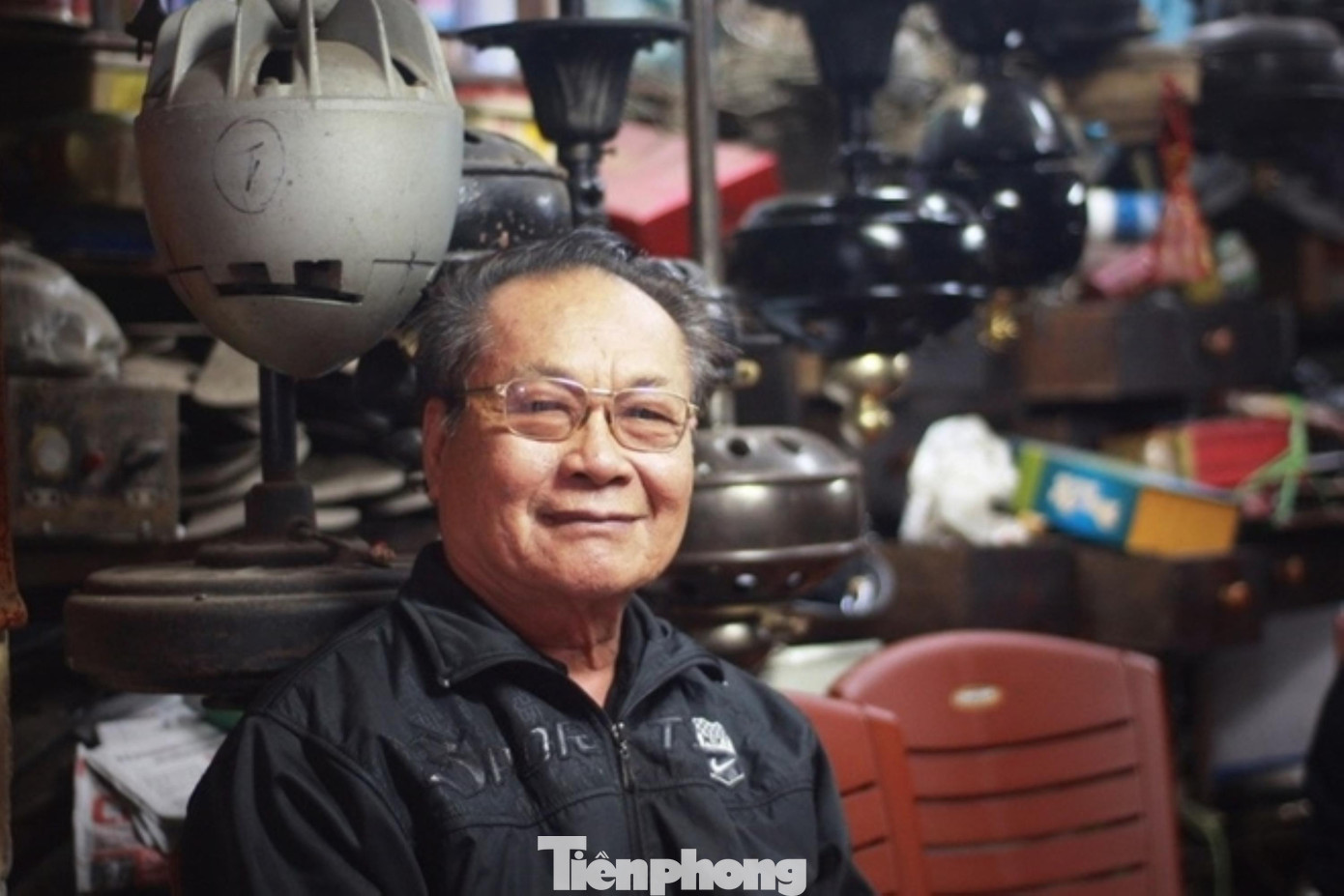 Ông Phúc lúc còn sống với “bảo tàng quạt cổ” của mình.