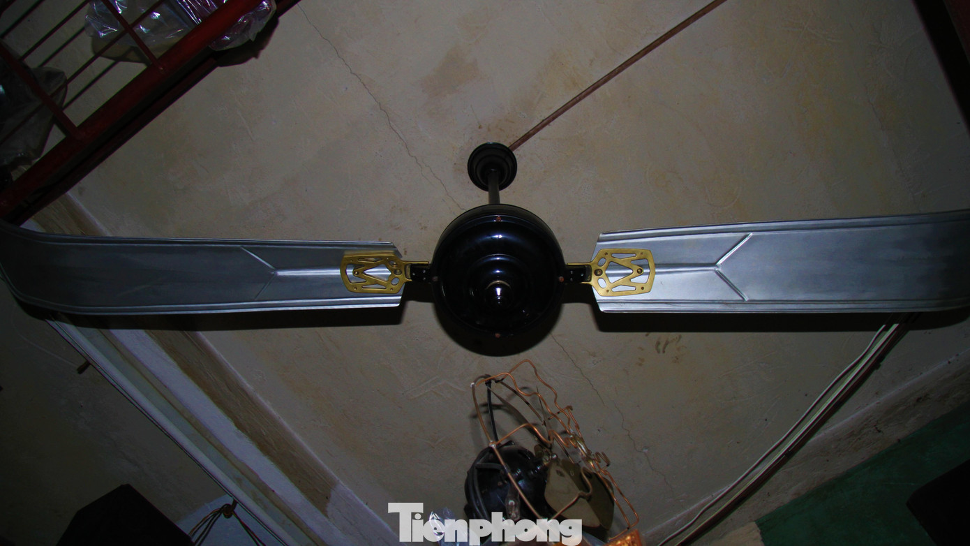 Chiếc quạt trần cổ này được treo trong nhà ông Phúc được định giá hơn 100 triệu đồng.