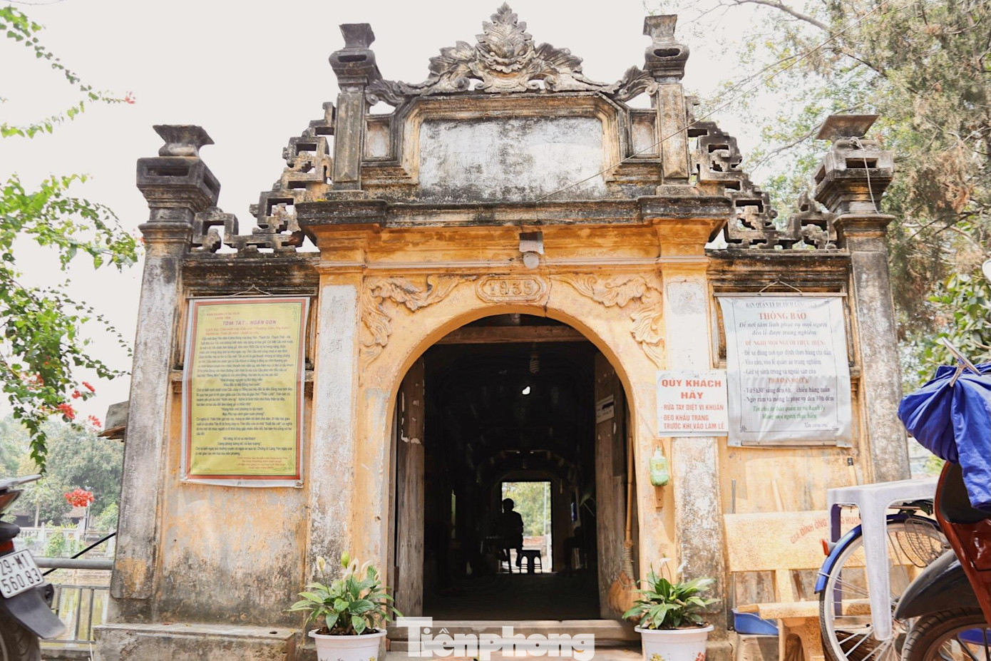 Hai bên trụ cổng ngoài là câu đối: “Bồ vãng, bồ lai xa mã khách. Tương phùng tương kế, cổ kim hương” cho ta biết ngày xưa thường xuyên có ngựa xe qua lại, là nơi giao lưu văn hóa của bốn phương.