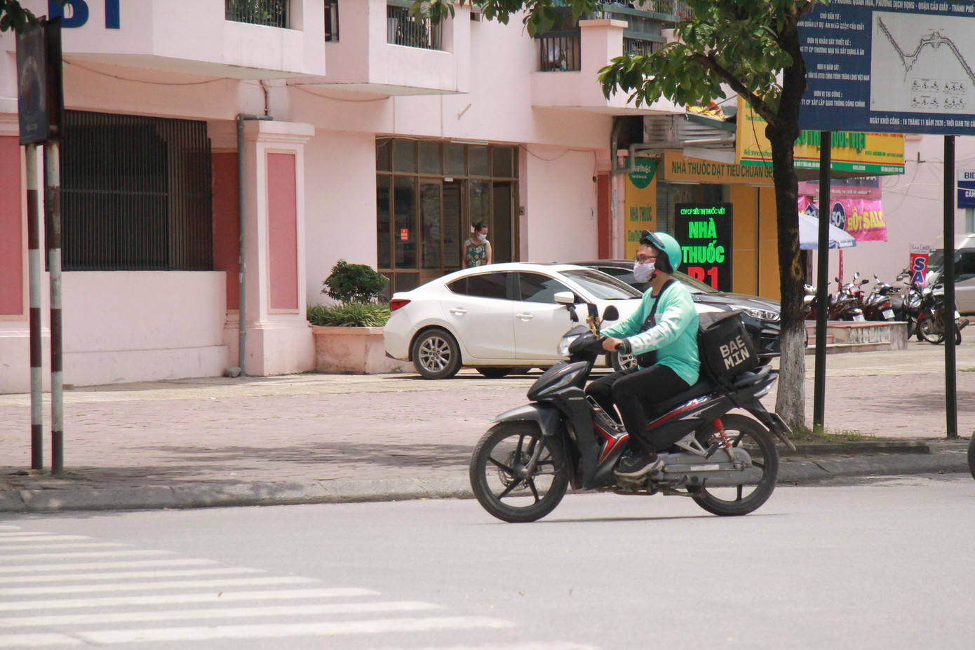 Không chỉ anh Sơn, những người shipper khác trong thời điểm dịch COVID-19 hiện nay cũng nhận được nhiều đơn hàng gấp đôi so với bình thường.