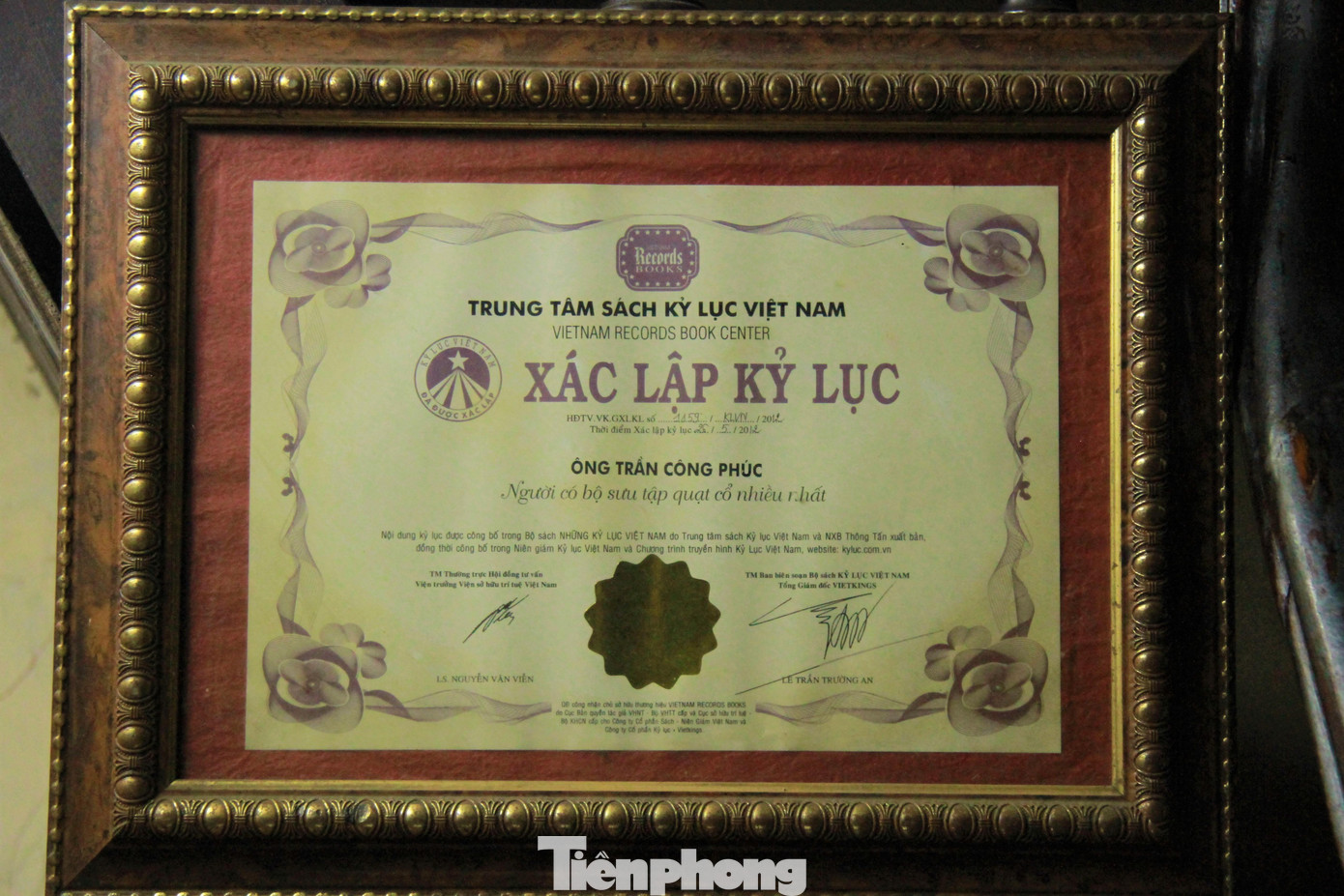 Năm 2012, ông Trần Công Phúc được xác lập kỷ lục Việt Nam “Người có bộ sưu tập quạt cổ nhiều nhất”.