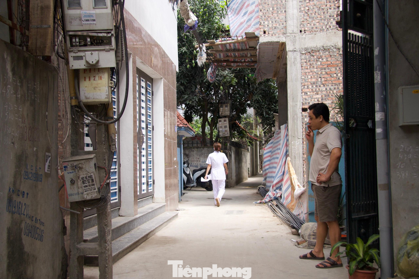 Ngay tại trong ngõ được cách ly, vẫn còn người dân ra khỏi nhà không đeo khẩu trang.