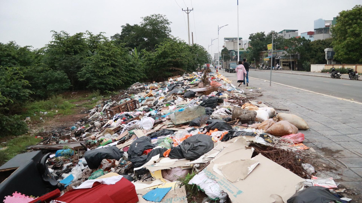 Người dân xung quang cho biết, rác ở đây thường bị đổ trộm vào ban đêm, gần sáng là những thời điểm ít người qua lại.