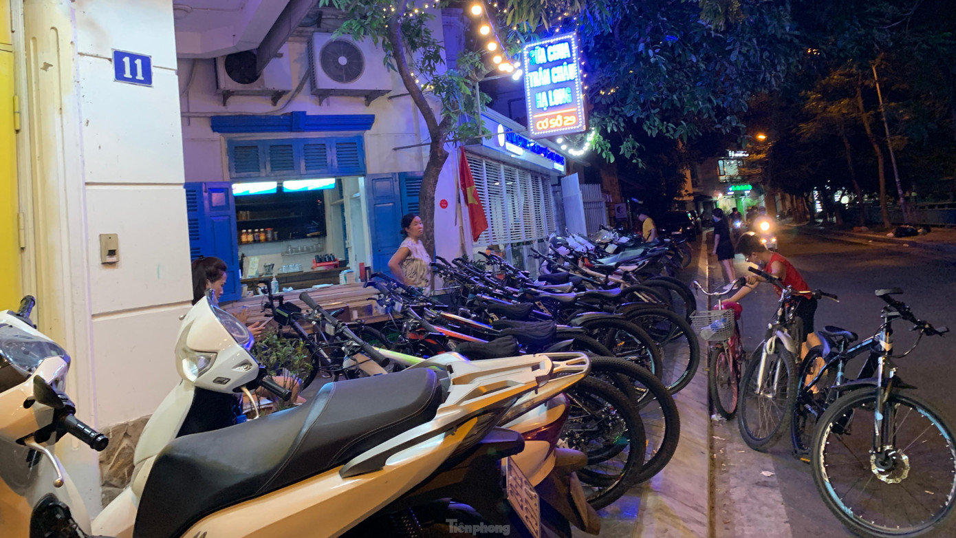 Nhiều gia đình cũng lựa chọn việc đạp xe quanh hồ để luyện tập thể dục. Chị Huệ Phương (Hoàn Kiếm, Hà Nội) cho biết: “Do hai bé nhà tôi đều thích đạp xe tập thể dục buổi sáng nên sáng nào cả gia đình cũng đều dậy sớm để đi cùng các con”.