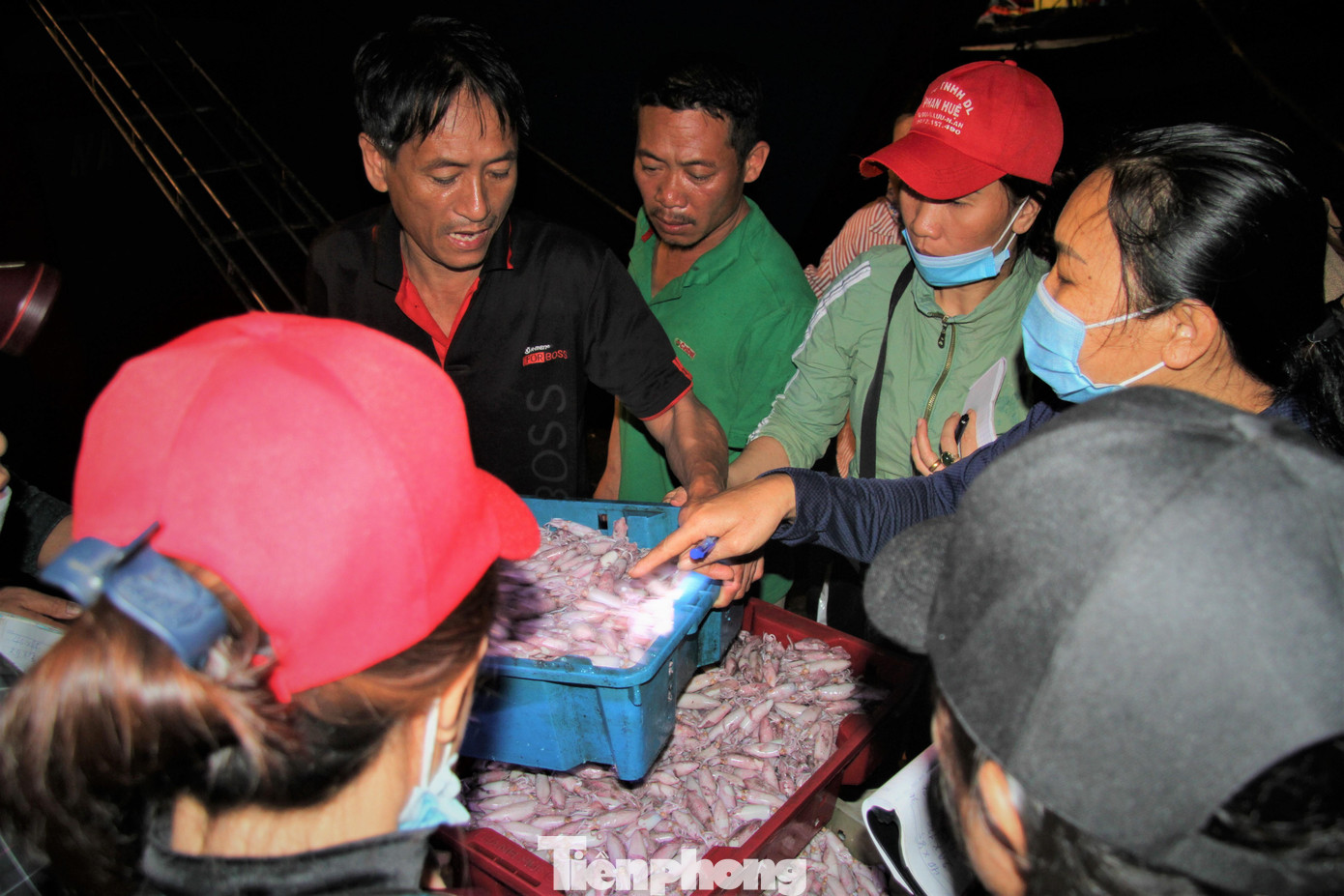 Để đảm bảo độ tươi ngon, mực được hấp ngay trên thuyền nên có giá trị kinh tế cao, giúp ngư dân thu về hàng trăm triệu đồng mỗi chuyến.