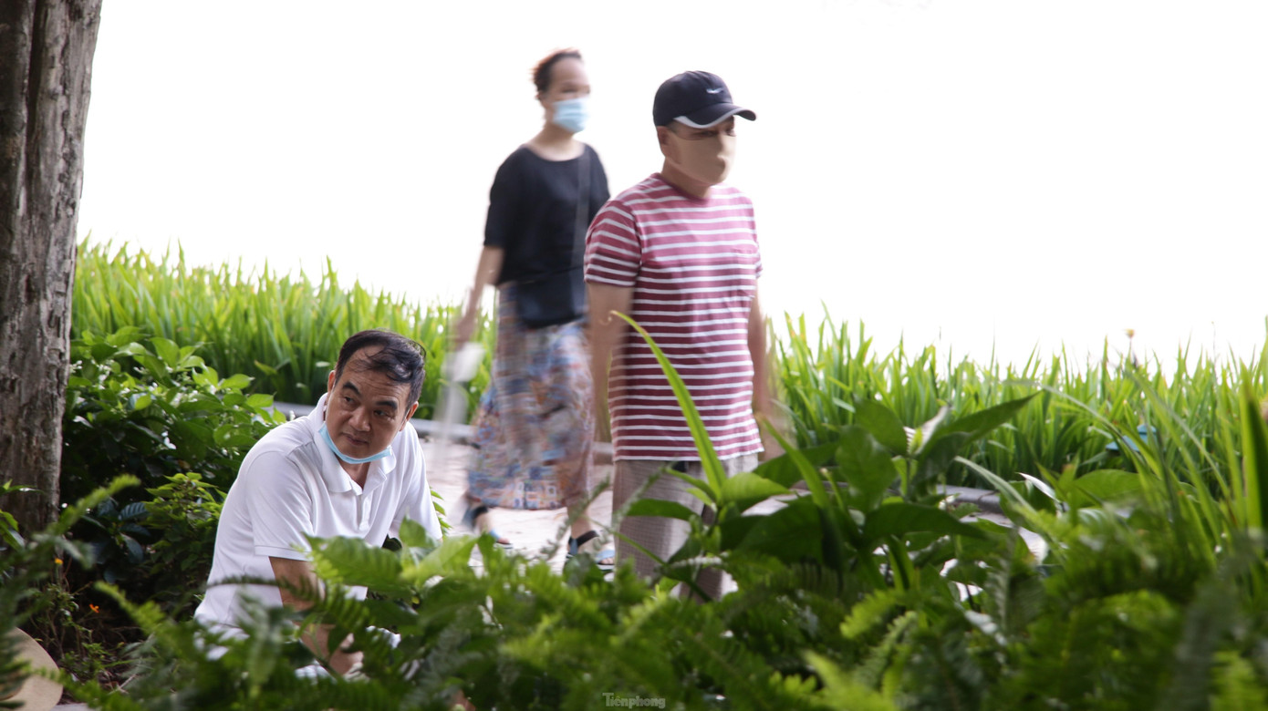 Trước đó, ngày 5/5, thành phố Hà Nội đã ra chỉ thị dừng một số dịch vụ và hoạt động tiềm ẩn nguy cơ cao lây nhiễm dịch bệnh như: các rạp, trung tâm chiếu phim; các cơ sở dịch vụ spa, massage, xông hơi; phòng tập gym; các hoạt động tập thể dục, thể thao, các sự kiện tập trung đông người tại khu vực công cộng, vườn hoa, công viên cho đến khi có chỉ đạo mới.